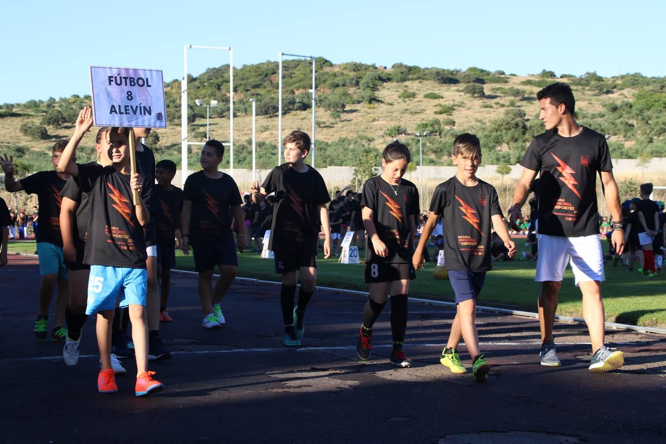 La Ciudad Deportiva 'Manuel Calzado' acogió, ayer, la clausura del curso de la Escuela Municipal de Deportes de Jerez de los Caballeros con un desfile y una exhibición por parte de los alumnos y alumnas. Casi 500 niños y niñas se han formado, este año, en las distintas modalidades deportivas: atletismo, minibasket, baloncesto, ciclismo, fútbol-sala, fútbol 8, judo, kárate, multiaventura, multideporte, pádel, patinaje artístico, tenis y zumba kids.