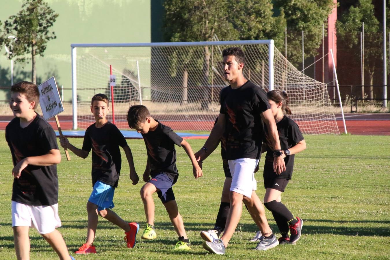 La Ciudad Deportiva 'Manuel Calzado' acogió, ayer, la clausura del curso de la Escuela Municipal de Deportes de Jerez de los Caballeros con un desfile y una exhibición por parte de los alumnos y alumnas. Casi 500 niños y niñas se han formado, este año, en las distintas modalidades deportivas: atletismo, minibasket, baloncesto, ciclismo, fútbol-sala, fútbol 8, judo, kárate, multiaventura, multideporte, pádel, patinaje artístico, tenis y zumba kids.