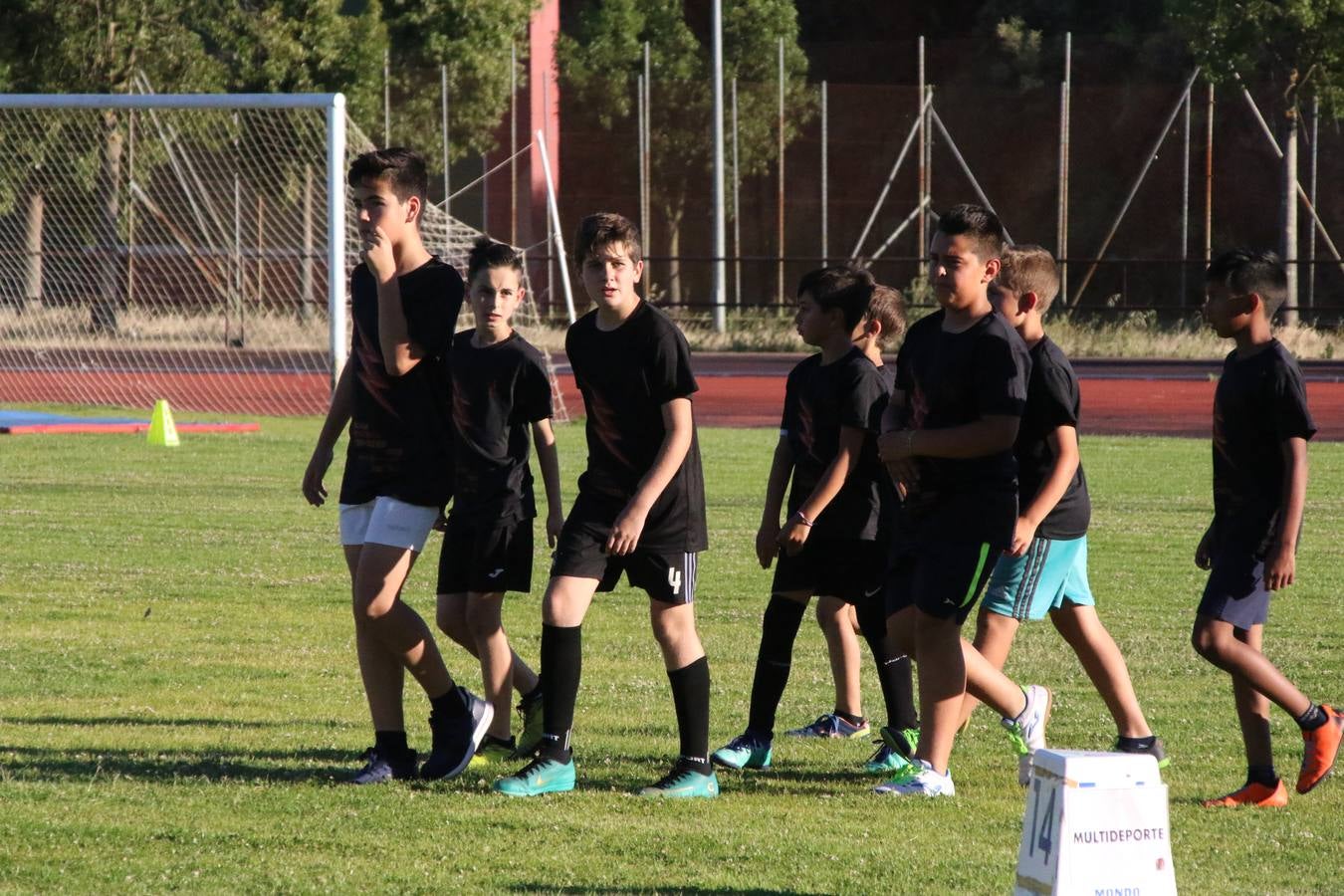 La Ciudad Deportiva 'Manuel Calzado' acogió, ayer, la clausura del curso de la Escuela Municipal de Deportes de Jerez de los Caballeros con un desfile y una exhibición por parte de los alumnos y alumnas. Casi 500 niños y niñas se han formado, este año, en las distintas modalidades deportivas: atletismo, minibasket, baloncesto, ciclismo, fútbol-sala, fútbol 8, judo, kárate, multiaventura, multideporte, pádel, patinaje artístico, tenis y zumba kids.