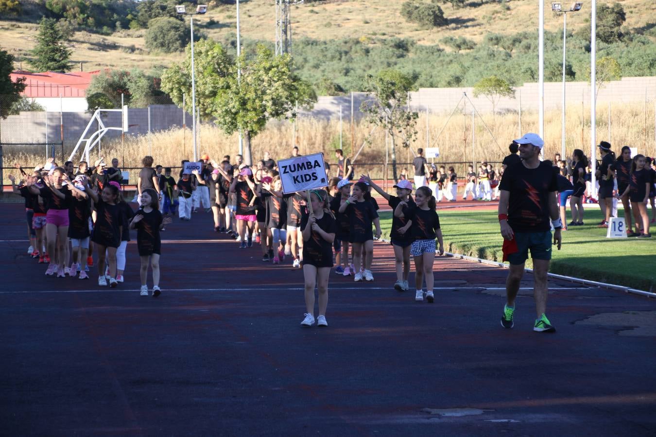La Ciudad Deportiva 'Manuel Calzado' acogió, ayer, la clausura del curso de la Escuela Municipal de Deportes de Jerez de los Caballeros con un desfile y una exhibición por parte de los alumnos y alumnas. Casi 500 niños y niñas se han formado, este año, en las distintas modalidades deportivas: atletismo, minibasket, baloncesto, ciclismo, fútbol-sala, fútbol 8, judo, kárate, multiaventura, multideporte, pádel, patinaje artístico, tenis y zumba kids.