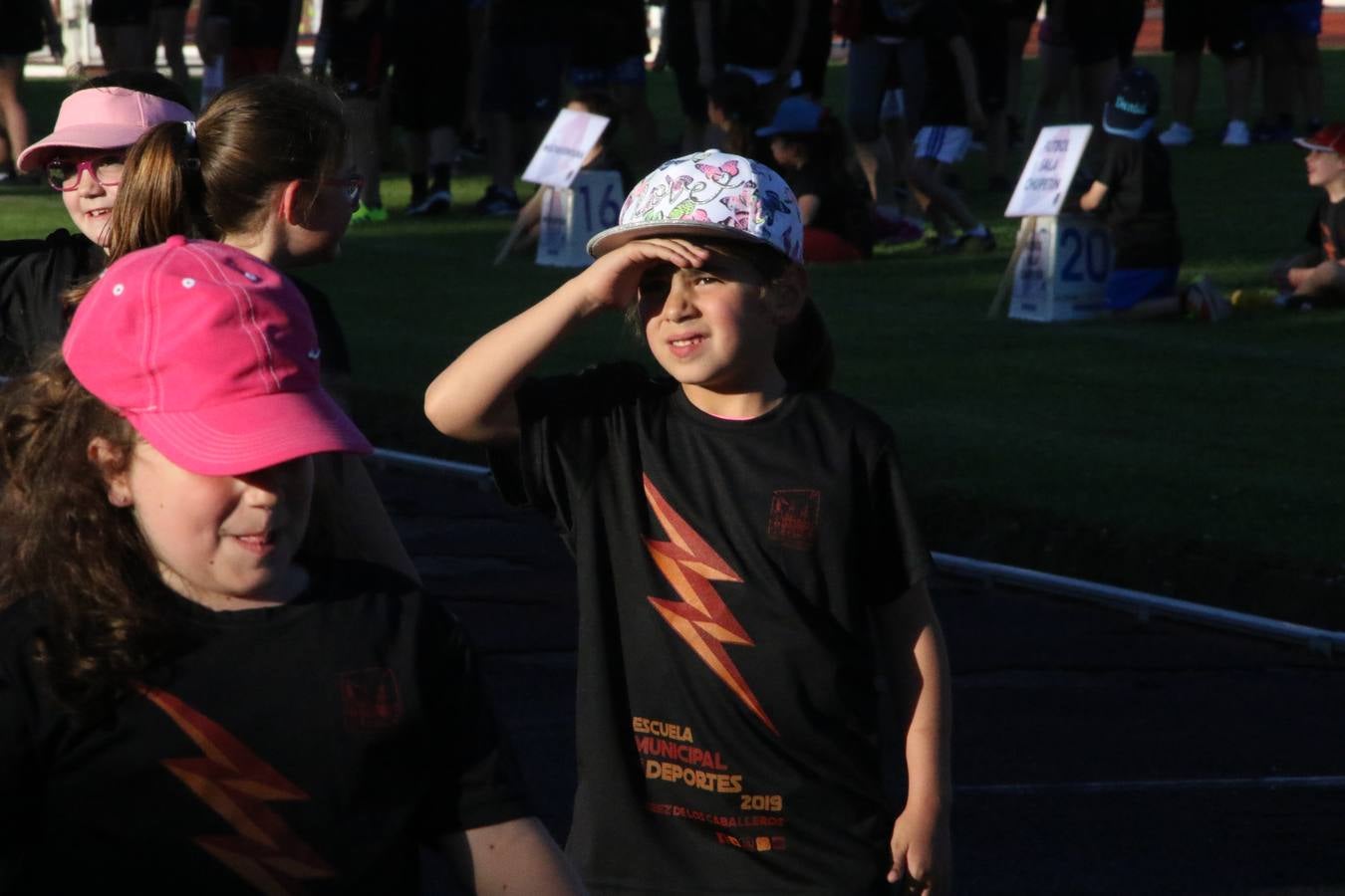 La Ciudad Deportiva 'Manuel Calzado' acogió, ayer, la clausura del curso de la Escuela Municipal de Deportes de Jerez de los Caballeros con un desfile y una exhibición por parte de los alumnos y alumnas. Casi 500 niños y niñas se han formado, este año, en las distintas modalidades deportivas: atletismo, minibasket, baloncesto, ciclismo, fútbol-sala, fútbol 8, judo, kárate, multiaventura, multideporte, pádel, patinaje artístico, tenis y zumba kids.