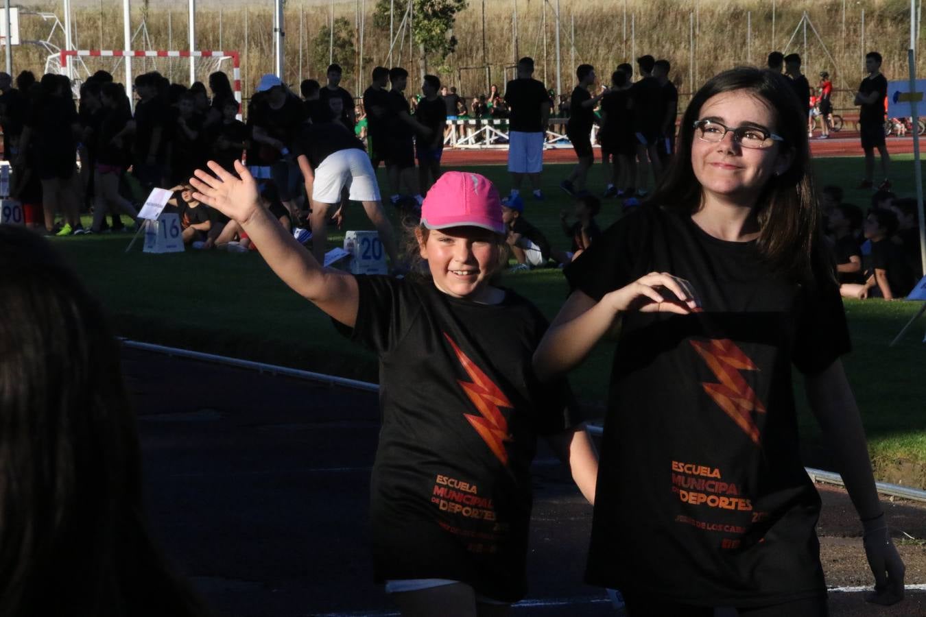 La Ciudad Deportiva 'Manuel Calzado' acogió, ayer, la clausura del curso de la Escuela Municipal de Deportes de Jerez de los Caballeros con un desfile y una exhibición por parte de los alumnos y alumnas. Casi 500 niños y niñas se han formado, este año, en las distintas modalidades deportivas: atletismo, minibasket, baloncesto, ciclismo, fútbol-sala, fútbol 8, judo, kárate, multiaventura, multideporte, pádel, patinaje artístico, tenis y zumba kids.