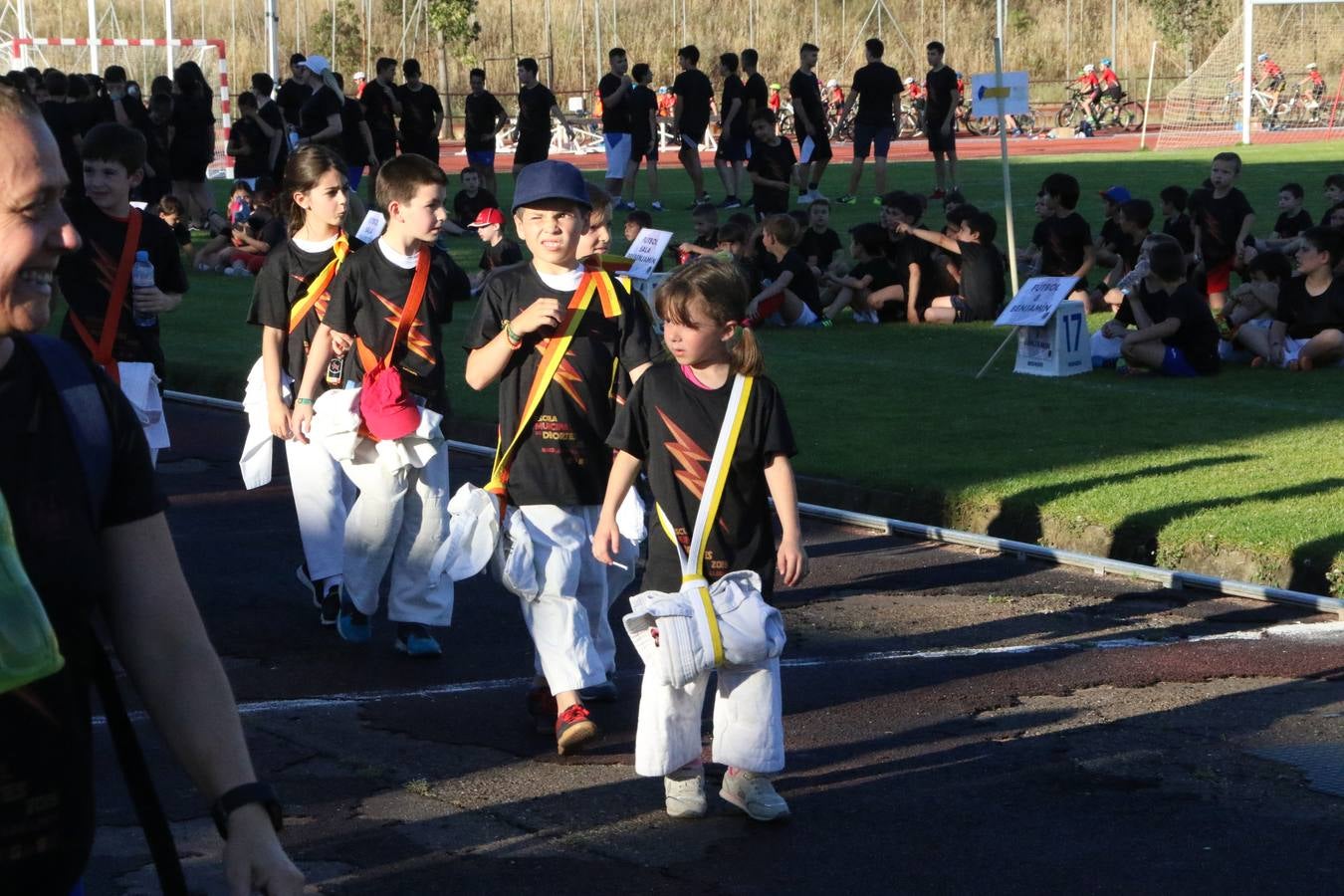 La Ciudad Deportiva 'Manuel Calzado' acogió, ayer, la clausura del curso de la Escuela Municipal de Deportes de Jerez de los Caballeros con un desfile y una exhibición por parte de los alumnos y alumnas. Casi 500 niños y niñas se han formado, este año, en las distintas modalidades deportivas: atletismo, minibasket, baloncesto, ciclismo, fútbol-sala, fútbol 8, judo, kárate, multiaventura, multideporte, pádel, patinaje artístico, tenis y zumba kids.