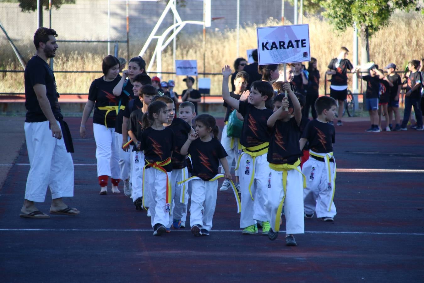 La Ciudad Deportiva 'Manuel Calzado' acogió, ayer, la clausura del curso de la Escuela Municipal de Deportes de Jerez de los Caballeros con un desfile y una exhibición por parte de los alumnos y alumnas. Casi 500 niños y niñas se han formado, este año, en las distintas modalidades deportivas: atletismo, minibasket, baloncesto, ciclismo, fútbol-sala, fútbol 8, judo, kárate, multiaventura, multideporte, pádel, patinaje artístico, tenis y zumba kids.