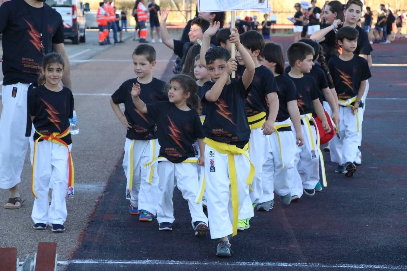 La Ciudad Deportiva 'Manuel Calzado' acogió, ayer, la clausura del curso de la Escuela Municipal de Deportes de Jerez de los Caballeros con un desfile y una exhibición por parte de los alumnos y alumnas. Casi 500 niños y niñas se han formado, este año, en las distintas modalidades deportivas: atletismo, minibasket, baloncesto, ciclismo, fútbol-sala, fútbol 8, judo, kárate, multiaventura, multideporte, pádel, patinaje artístico, tenis y zumba kids.