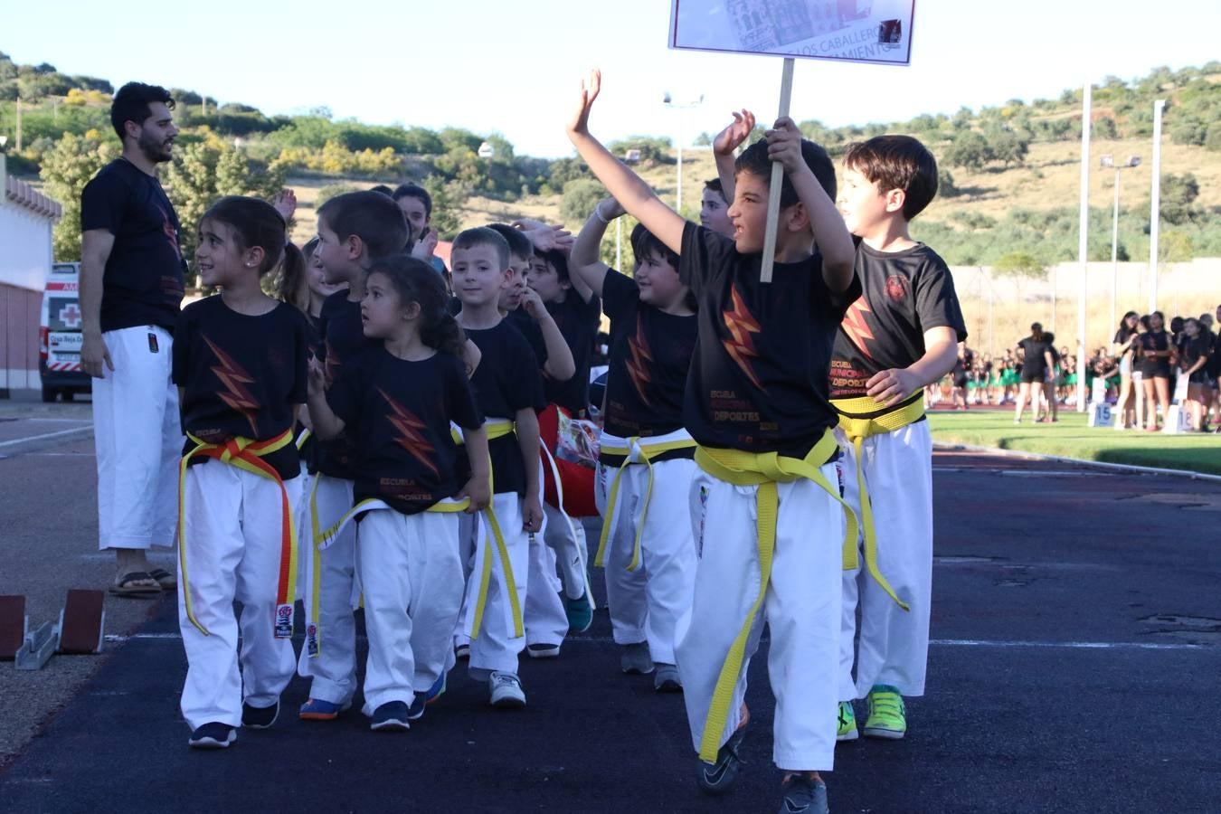 La Ciudad Deportiva 'Manuel Calzado' acogió, ayer, la clausura del curso de la Escuela Municipal de Deportes de Jerez de los Caballeros con un desfile y una exhibición por parte de los alumnos y alumnas. Casi 500 niños y niñas se han formado, este año, en las distintas modalidades deportivas: atletismo, minibasket, baloncesto, ciclismo, fútbol-sala, fútbol 8, judo, kárate, multiaventura, multideporte, pádel, patinaje artístico, tenis y zumba kids.