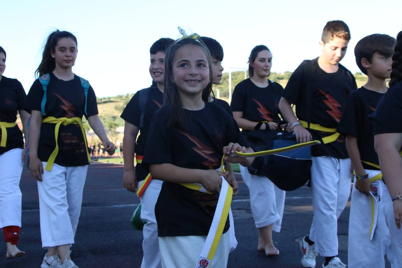 La Ciudad Deportiva 'Manuel Calzado' acogió, ayer, la clausura del curso de la Escuela Municipal de Deportes de Jerez de los Caballeros con un desfile y una exhibición por parte de los alumnos y alumnas. Casi 500 niños y niñas se han formado, este año, en las distintas modalidades deportivas: atletismo, minibasket, baloncesto, ciclismo, fútbol-sala, fútbol 8, judo, kárate, multiaventura, multideporte, pádel, patinaje artístico, tenis y zumba kids.