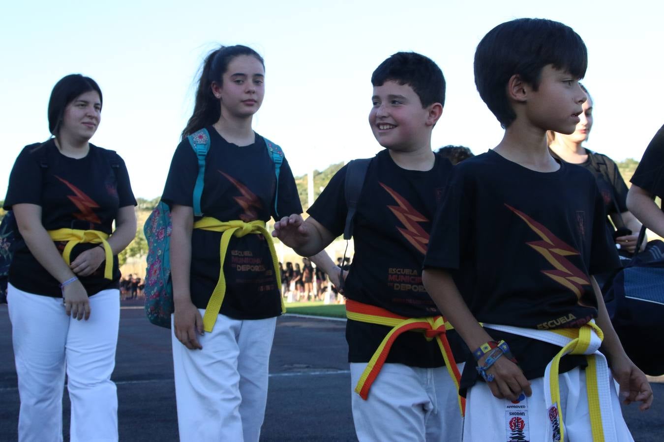 La Ciudad Deportiva 'Manuel Calzado' acogió, ayer, la clausura del curso de la Escuela Municipal de Deportes de Jerez de los Caballeros con un desfile y una exhibición por parte de los alumnos y alumnas. Casi 500 niños y niñas se han formado, este año, en las distintas modalidades deportivas: atletismo, minibasket, baloncesto, ciclismo, fútbol-sala, fútbol 8, judo, kárate, multiaventura, multideporte, pádel, patinaje artístico, tenis y zumba kids.