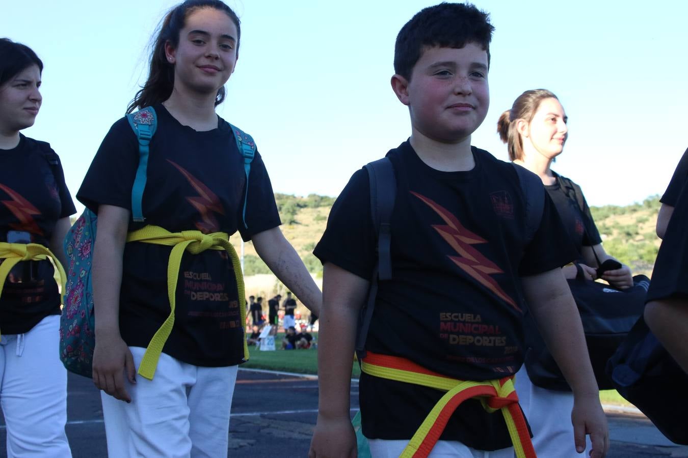 La Ciudad Deportiva 'Manuel Calzado' acogió, ayer, la clausura del curso de la Escuela Municipal de Deportes de Jerez de los Caballeros con un desfile y una exhibición por parte de los alumnos y alumnas. Casi 500 niños y niñas se han formado, este año, en las distintas modalidades deportivas: atletismo, minibasket, baloncesto, ciclismo, fútbol-sala, fútbol 8, judo, kárate, multiaventura, multideporte, pádel, patinaje artístico, tenis y zumba kids.