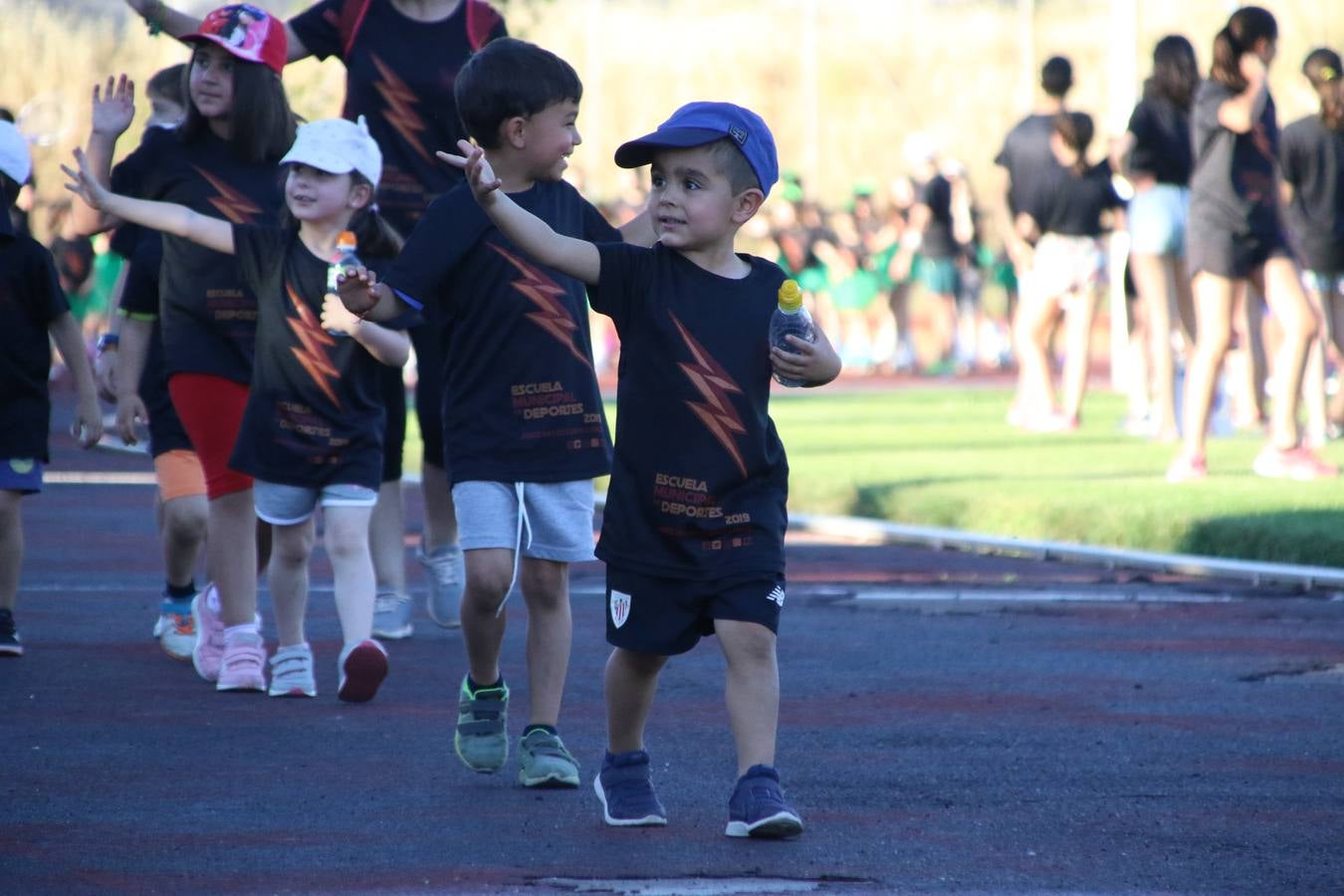 La Ciudad Deportiva 'Manuel Calzado' acogió, ayer, la clausura del curso de la Escuela Municipal de Deportes de Jerez de los Caballeros con un desfile y una exhibición por parte de los alumnos y alumnas. Casi 500 niños y niñas se han formado, este año, en las distintas modalidades deportivas: atletismo, minibasket, baloncesto, ciclismo, fútbol-sala, fútbol 8, judo, kárate, multiaventura, multideporte, pádel, patinaje artístico, tenis y zumba kids.