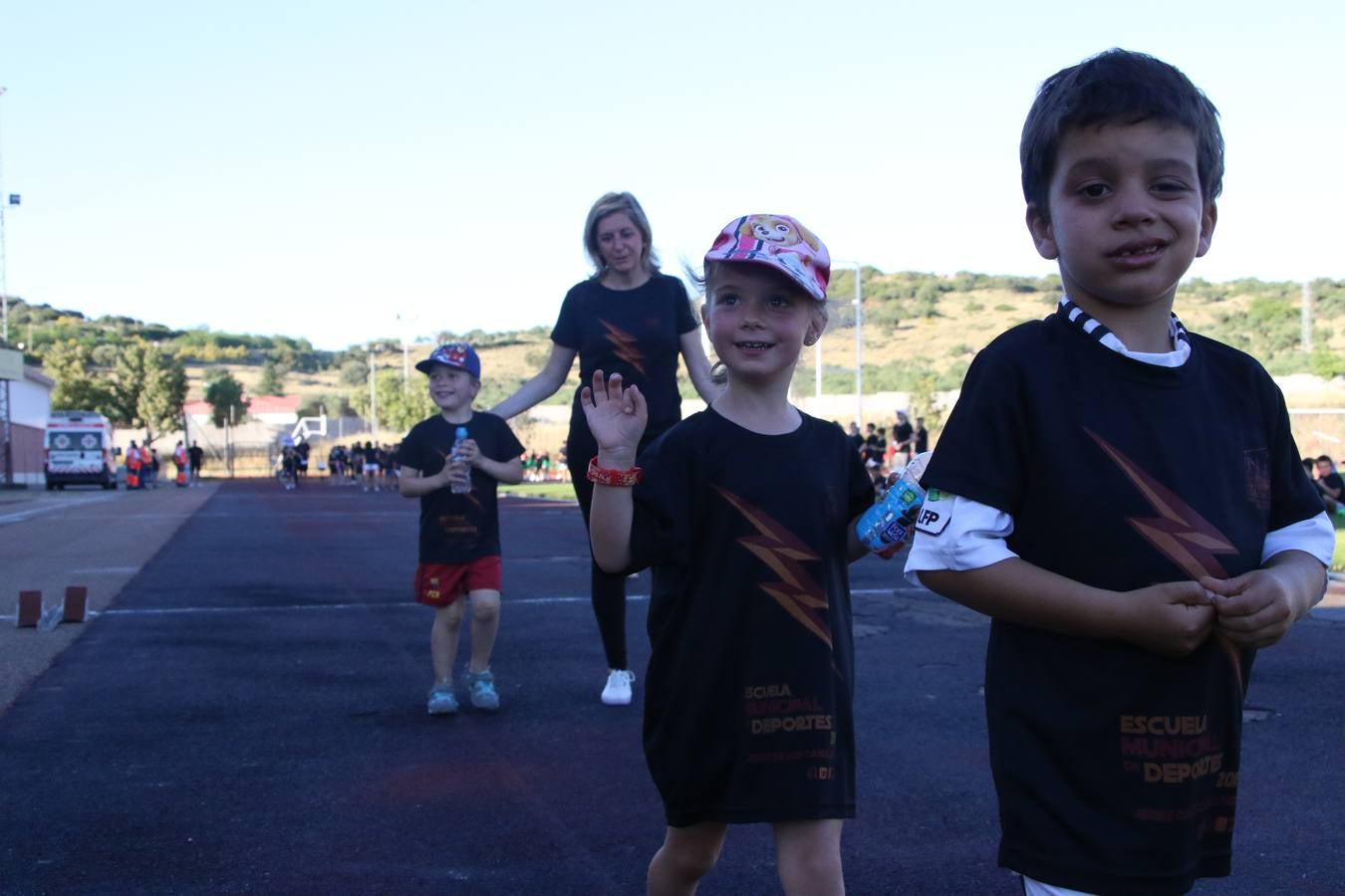 La Ciudad Deportiva 'Manuel Calzado' acogió, ayer, la clausura del curso de la Escuela Municipal de Deportes de Jerez de los Caballeros con un desfile y una exhibición por parte de los alumnos y alumnas. Casi 500 niños y niñas se han formado, este año, en las distintas modalidades deportivas: atletismo, minibasket, baloncesto, ciclismo, fútbol-sala, fútbol 8, judo, kárate, multiaventura, multideporte, pádel, patinaje artístico, tenis y zumba kids.