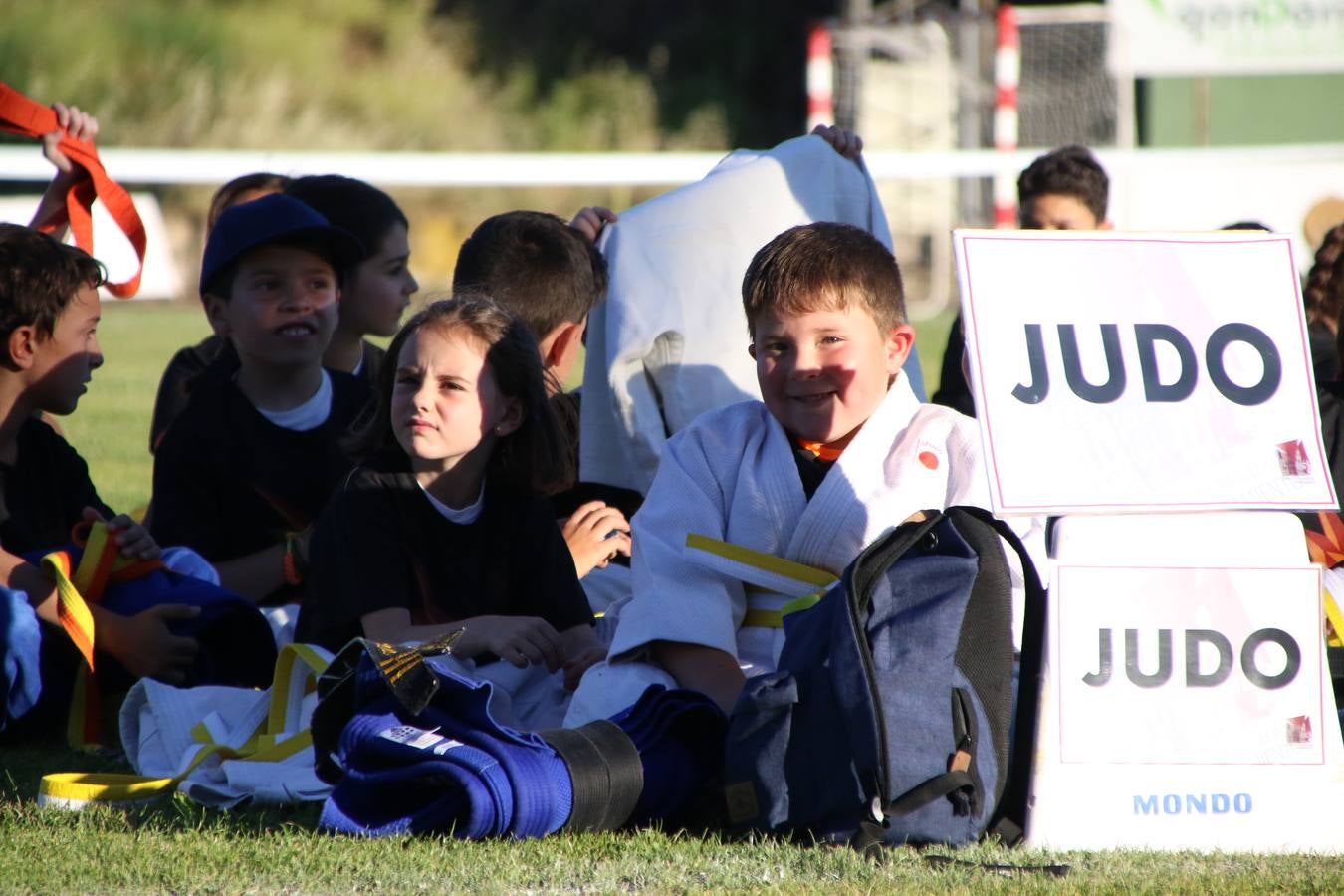 La Ciudad Deportiva 'Manuel Calzado' acogió, ayer, la clausura del curso de la Escuela Municipal de Deportes de Jerez de los Caballeros con un desfile y una exhibición por parte de los alumnos y alumnas. Casi 500 niños y niñas se han formado, este año, en las distintas modalidades deportivas: atletismo, minibasket, baloncesto, ciclismo, fútbol-sala, fútbol 8, judo, kárate, multiaventura, multideporte, pádel, patinaje artístico, tenis y zumba kids.