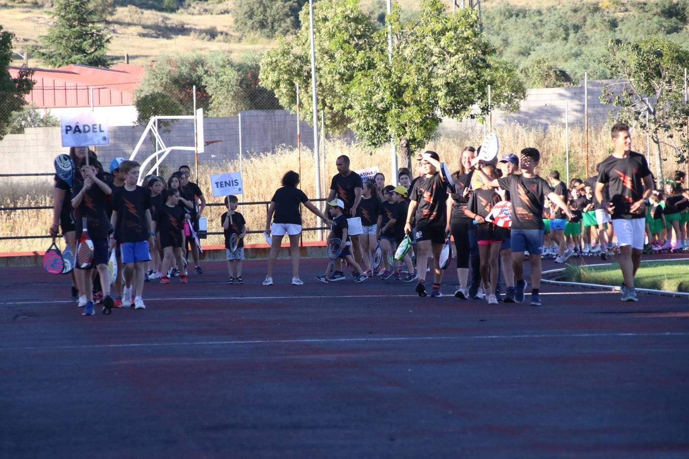 La Ciudad Deportiva 'Manuel Calzado' acogió, ayer, la clausura del curso de la Escuela Municipal de Deportes de Jerez de los Caballeros con un desfile y una exhibición por parte de los alumnos y alumnas. Casi 500 niños y niñas se han formado, este año, en las distintas modalidades deportivas: atletismo, minibasket, baloncesto, ciclismo, fútbol-sala, fútbol 8, judo, kárate, multiaventura, multideporte, pádel, patinaje artístico, tenis y zumba kids.