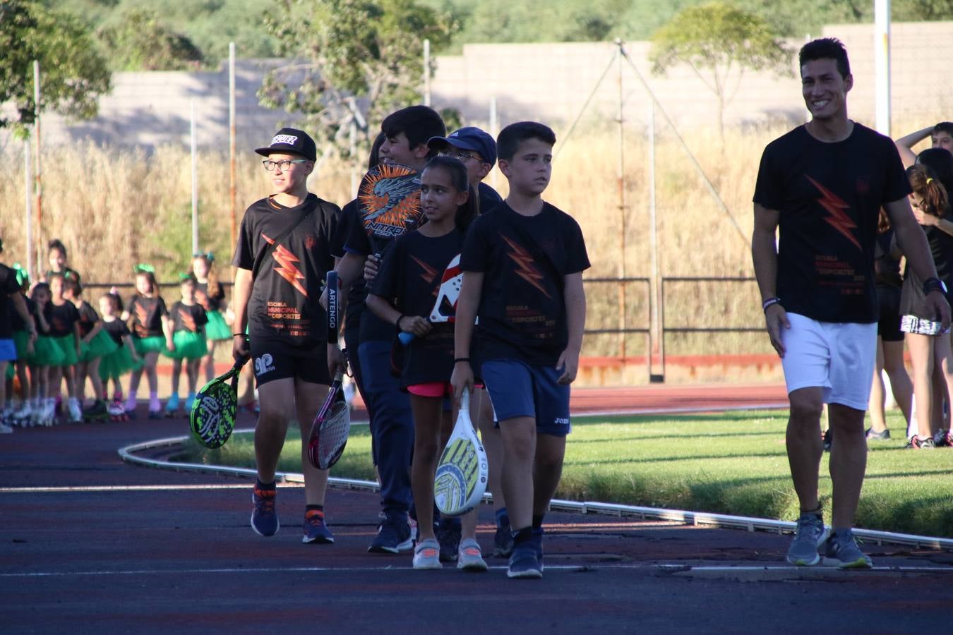 La Ciudad Deportiva 'Manuel Calzado' acogió, ayer, la clausura del curso de la Escuela Municipal de Deportes de Jerez de los Caballeros con un desfile y una exhibición por parte de los alumnos y alumnas. Casi 500 niños y niñas se han formado, este año, en las distintas modalidades deportivas: atletismo, minibasket, baloncesto, ciclismo, fútbol-sala, fútbol 8, judo, kárate, multiaventura, multideporte, pádel, patinaje artístico, tenis y zumba kids.