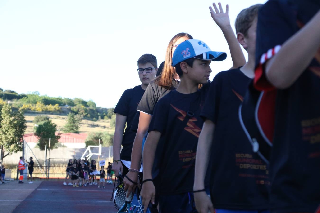 La Ciudad Deportiva 'Manuel Calzado' acogió, ayer, la clausura del curso de la Escuela Municipal de Deportes de Jerez de los Caballeros con un desfile y una exhibición por parte de los alumnos y alumnas. Casi 500 niños y niñas se han formado, este año, en las distintas modalidades deportivas: atletismo, minibasket, baloncesto, ciclismo, fútbol-sala, fútbol 8, judo, kárate, multiaventura, multideporte, pádel, patinaje artístico, tenis y zumba kids.