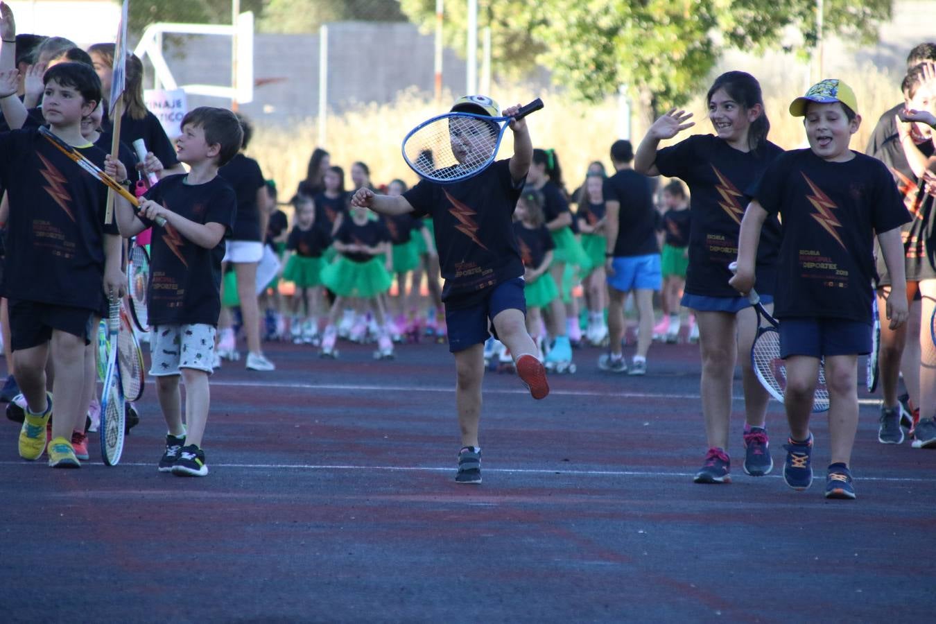 La Ciudad Deportiva 'Manuel Calzado' acogió, ayer, la clausura del curso de la Escuela Municipal de Deportes de Jerez de los Caballeros con un desfile y una exhibición por parte de los alumnos y alumnas. Casi 500 niños y niñas se han formado, este año, en las distintas modalidades deportivas: atletismo, minibasket, baloncesto, ciclismo, fútbol-sala, fútbol 8, judo, kárate, multiaventura, multideporte, pádel, patinaje artístico, tenis y zumba kids.