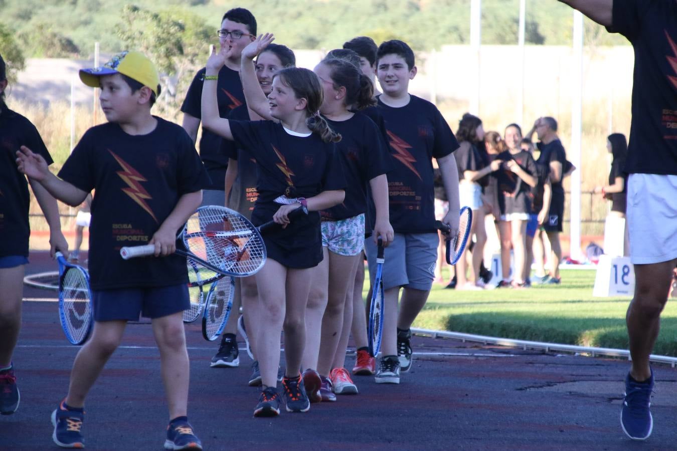 La Ciudad Deportiva 'Manuel Calzado' acogió, ayer, la clausura del curso de la Escuela Municipal de Deportes de Jerez de los Caballeros con un desfile y una exhibición por parte de los alumnos y alumnas. Casi 500 niños y niñas se han formado, este año, en las distintas modalidades deportivas: atletismo, minibasket, baloncesto, ciclismo, fútbol-sala, fútbol 8, judo, kárate, multiaventura, multideporte, pádel, patinaje artístico, tenis y zumba kids.