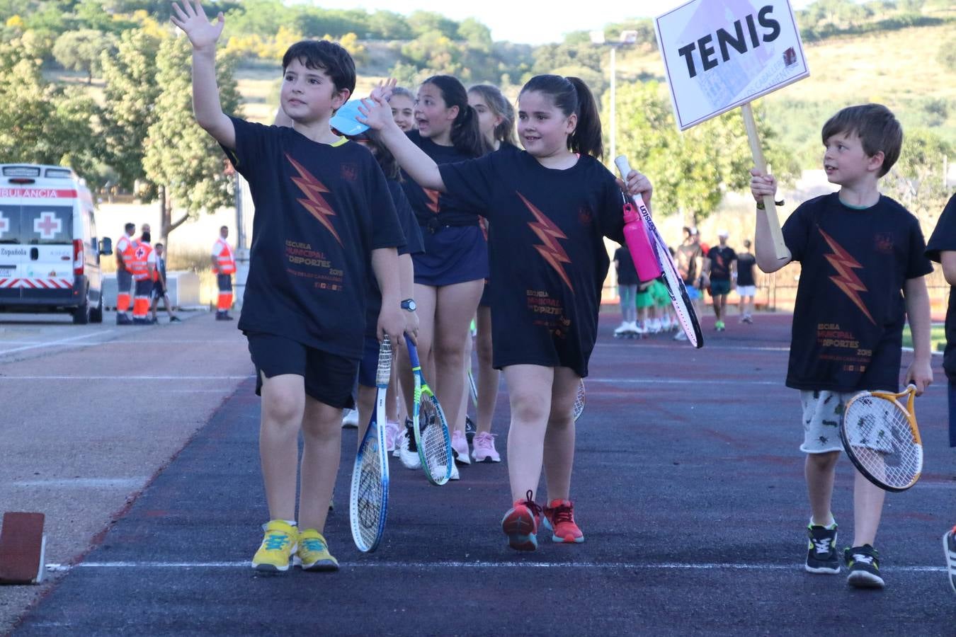 La Ciudad Deportiva 'Manuel Calzado' acogió, ayer, la clausura del curso de la Escuela Municipal de Deportes de Jerez de los Caballeros con un desfile y una exhibición por parte de los alumnos y alumnas. Casi 500 niños y niñas se han formado, este año, en las distintas modalidades deportivas: atletismo, minibasket, baloncesto, ciclismo, fútbol-sala, fútbol 8, judo, kárate, multiaventura, multideporte, pádel, patinaje artístico, tenis y zumba kids.
