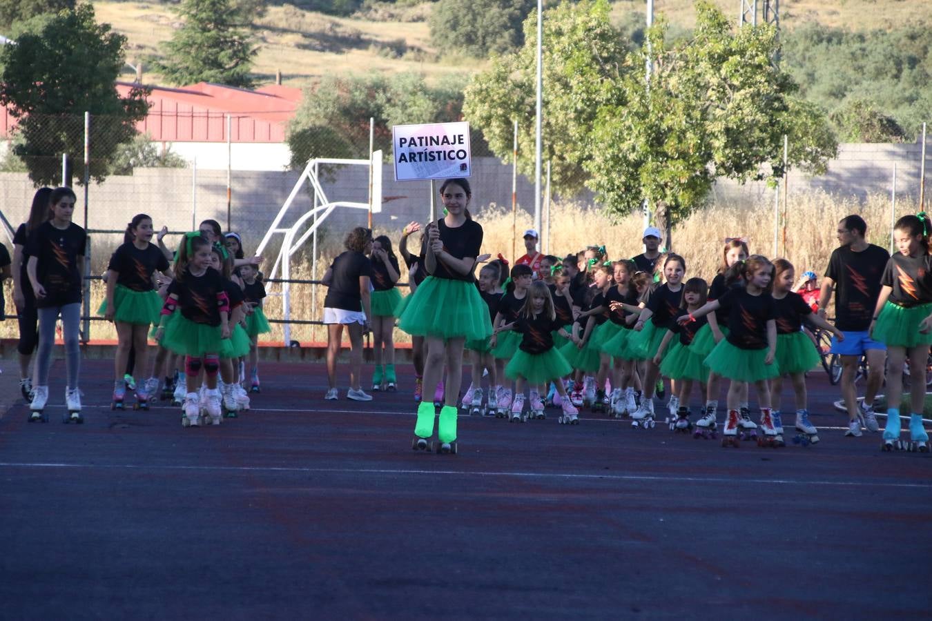 La Ciudad Deportiva 'Manuel Calzado' acogió, ayer, la clausura del curso de la Escuela Municipal de Deportes de Jerez de los Caballeros con un desfile y una exhibición por parte de los alumnos y alumnas. Casi 500 niños y niñas se han formado, este año, en las distintas modalidades deportivas: atletismo, minibasket, baloncesto, ciclismo, fútbol-sala, fútbol 8, judo, kárate, multiaventura, multideporte, pádel, patinaje artístico, tenis y zumba kids.