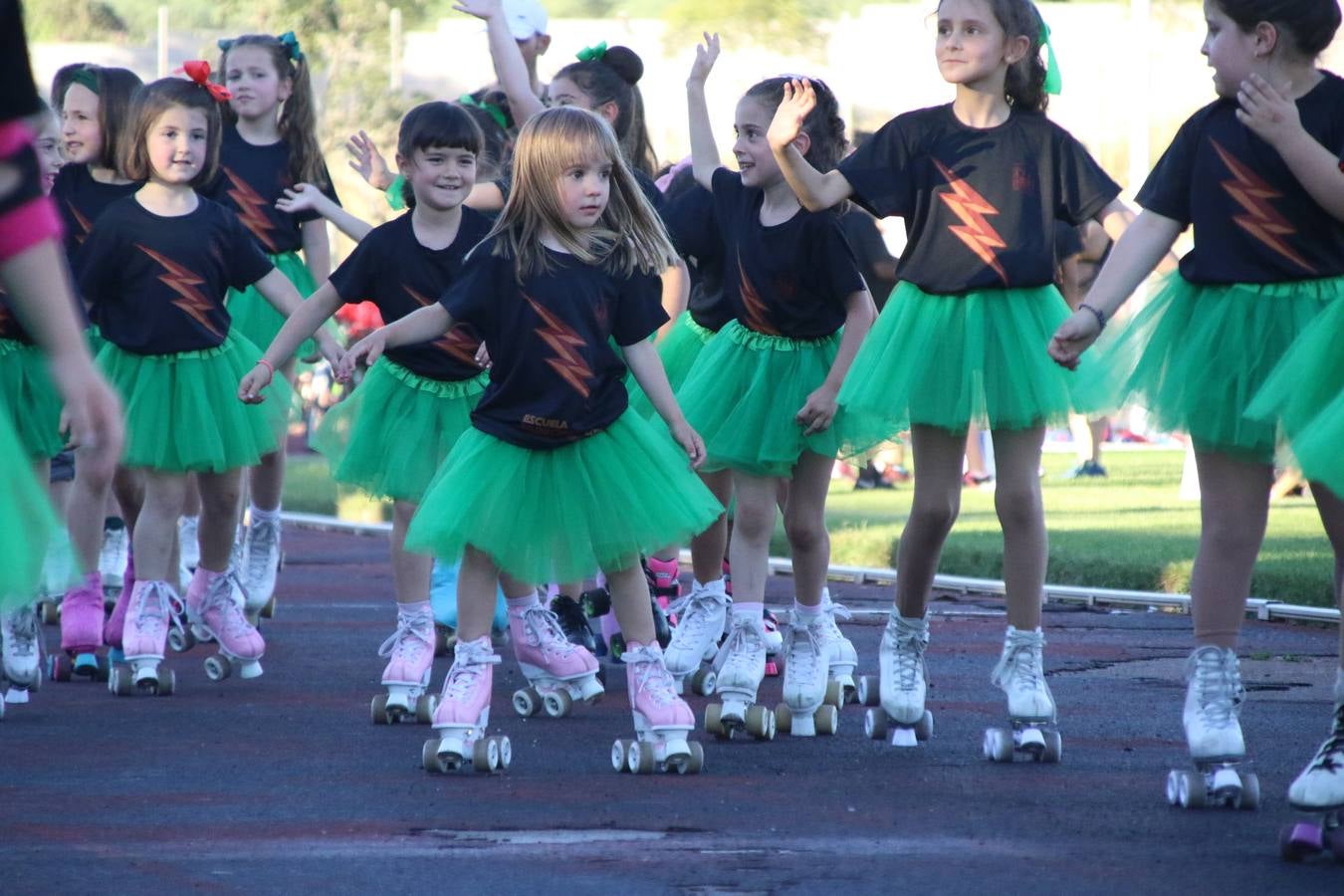 La Ciudad Deportiva 'Manuel Calzado' acogió, ayer, la clausura del curso de la Escuela Municipal de Deportes de Jerez de los Caballeros con un desfile y una exhibición por parte de los alumnos y alumnas. Casi 500 niños y niñas se han formado, este año, en las distintas modalidades deportivas: atletismo, minibasket, baloncesto, ciclismo, fútbol-sala, fútbol 8, judo, kárate, multiaventura, multideporte, pádel, patinaje artístico, tenis y zumba kids.