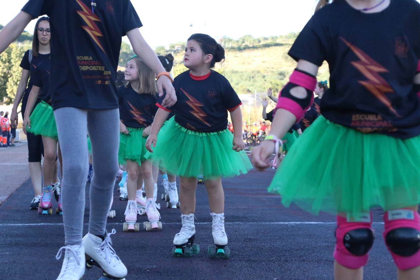 La Ciudad Deportiva 'Manuel Calzado' acogió, ayer, la clausura del curso de la Escuela Municipal de Deportes de Jerez de los Caballeros con un desfile y una exhibición por parte de los alumnos y alumnas. Casi 500 niños y niñas se han formado, este año, en las distintas modalidades deportivas: atletismo, minibasket, baloncesto, ciclismo, fútbol-sala, fútbol 8, judo, kárate, multiaventura, multideporte, pádel, patinaje artístico, tenis y zumba kids.