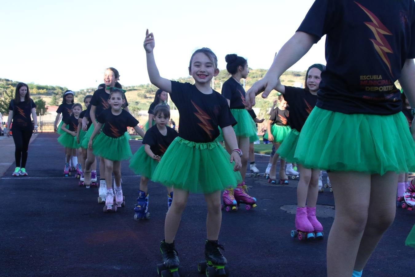 La Ciudad Deportiva 'Manuel Calzado' acogió, ayer, la clausura del curso de la Escuela Municipal de Deportes de Jerez de los Caballeros con un desfile y una exhibición por parte de los alumnos y alumnas. Casi 500 niños y niñas se han formado, este año, en las distintas modalidades deportivas: atletismo, minibasket, baloncesto, ciclismo, fútbol-sala, fútbol 8, judo, kárate, multiaventura, multideporte, pádel, patinaje artístico, tenis y zumba kids.