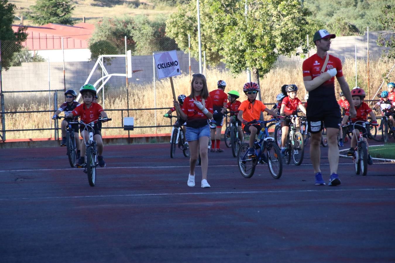 La Ciudad Deportiva 'Manuel Calzado' acogió, ayer, la clausura del curso de la Escuela Municipal de Deportes de Jerez de los Caballeros con un desfile y una exhibición por parte de los alumnos y alumnas. Casi 500 niños y niñas se han formado, este año, en las distintas modalidades deportivas: atletismo, minibasket, baloncesto, ciclismo, fútbol-sala, fútbol 8, judo, kárate, multiaventura, multideporte, pádel, patinaje artístico, tenis y zumba kids.