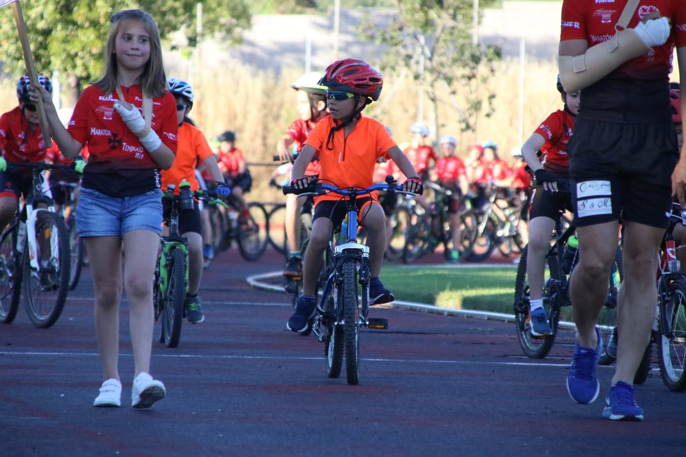 La Ciudad Deportiva 'Manuel Calzado' acogió, ayer, la clausura del curso de la Escuela Municipal de Deportes de Jerez de los Caballeros con un desfile y una exhibición por parte de los alumnos y alumnas. Casi 500 niños y niñas se han formado, este año, en las distintas modalidades deportivas: atletismo, minibasket, baloncesto, ciclismo, fútbol-sala, fútbol 8, judo, kárate, multiaventura, multideporte, pádel, patinaje artístico, tenis y zumba kids.
