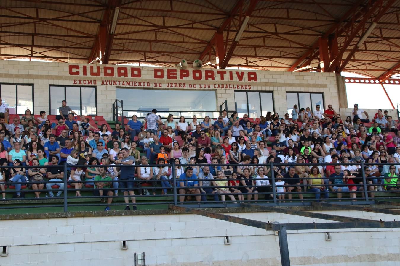 La Ciudad Deportiva 'Manuel Calzado' acogió, ayer, la clausura del curso de la Escuela Municipal de Deportes de Jerez de los Caballeros con un desfile y una exhibición por parte de los alumnos y alumnas. Casi 500 niños y niñas se han formado, este año, en las distintas modalidades deportivas: atletismo, minibasket, baloncesto, ciclismo, fútbol-sala, fútbol 8, judo, kárate, multiaventura, multideporte, pádel, patinaje artístico, tenis y zumba kids.