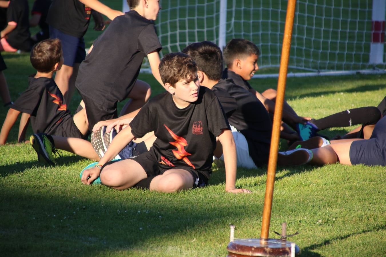 La Ciudad Deportiva 'Manuel Calzado' acogió, ayer, la clausura del curso de la Escuela Municipal de Deportes de Jerez de los Caballeros con un desfile y una exhibición por parte de los alumnos y alumnas. Casi 500 niños y niñas se han formado, este año, en las distintas modalidades deportivas: atletismo, minibasket, baloncesto, ciclismo, fútbol-sala, fútbol 8, judo, kárate, multiaventura, multideporte, pádel, patinaje artístico, tenis y zumba kids.