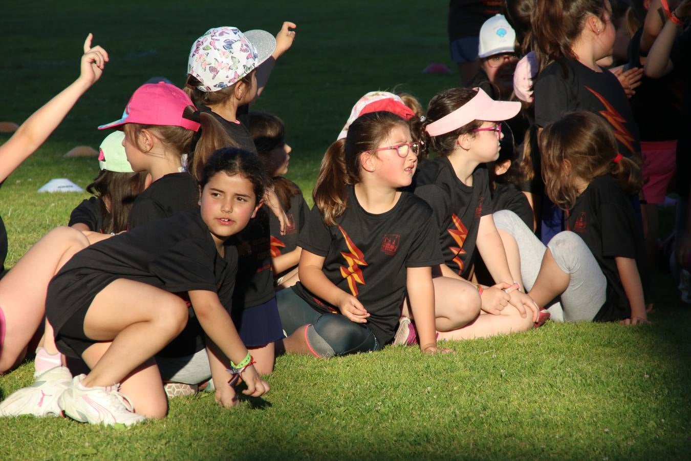 La Ciudad Deportiva 'Manuel Calzado' acogió, ayer, la clausura del curso de la Escuela Municipal de Deportes de Jerez de los Caballeros con un desfile y una exhibición por parte de los alumnos y alumnas. Casi 500 niños y niñas se han formado, este año, en las distintas modalidades deportivas: atletismo, minibasket, baloncesto, ciclismo, fútbol-sala, fútbol 8, judo, kárate, multiaventura, multideporte, pádel, patinaje artístico, tenis y zumba kids.