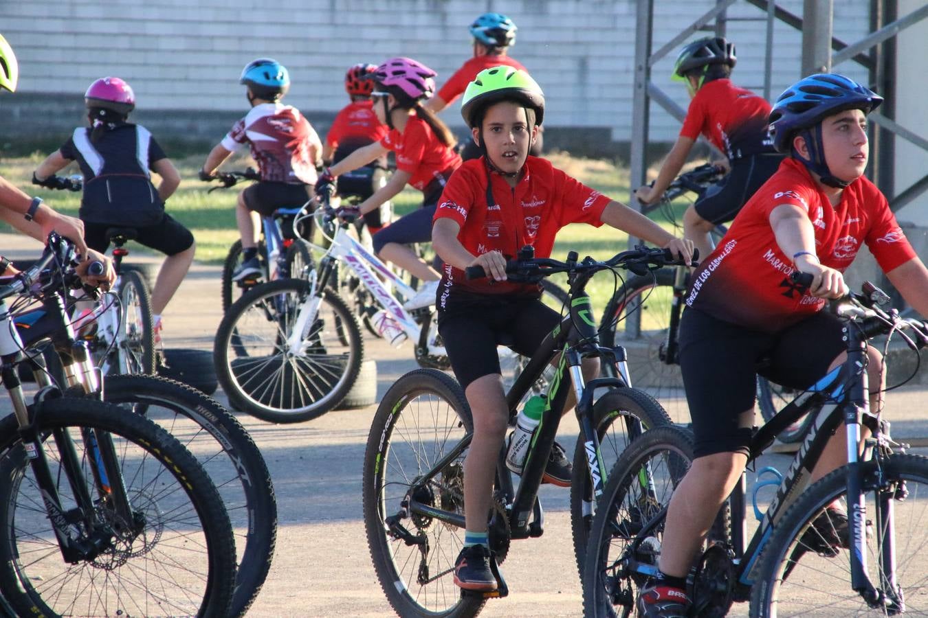 La Ciudad Deportiva 'Manuel Calzado' acogió, ayer, la clausura del curso de la Escuela Municipal de Deportes de Jerez de los Caballeros con un desfile y una exhibición por parte de los alumnos y alumnas. Casi 500 niños y niñas se han formado, este año, en las distintas modalidades deportivas: atletismo, minibasket, baloncesto, ciclismo, fútbol-sala, fútbol 8, judo, kárate, multiaventura, multideporte, pádel, patinaje artístico, tenis y zumba kids.