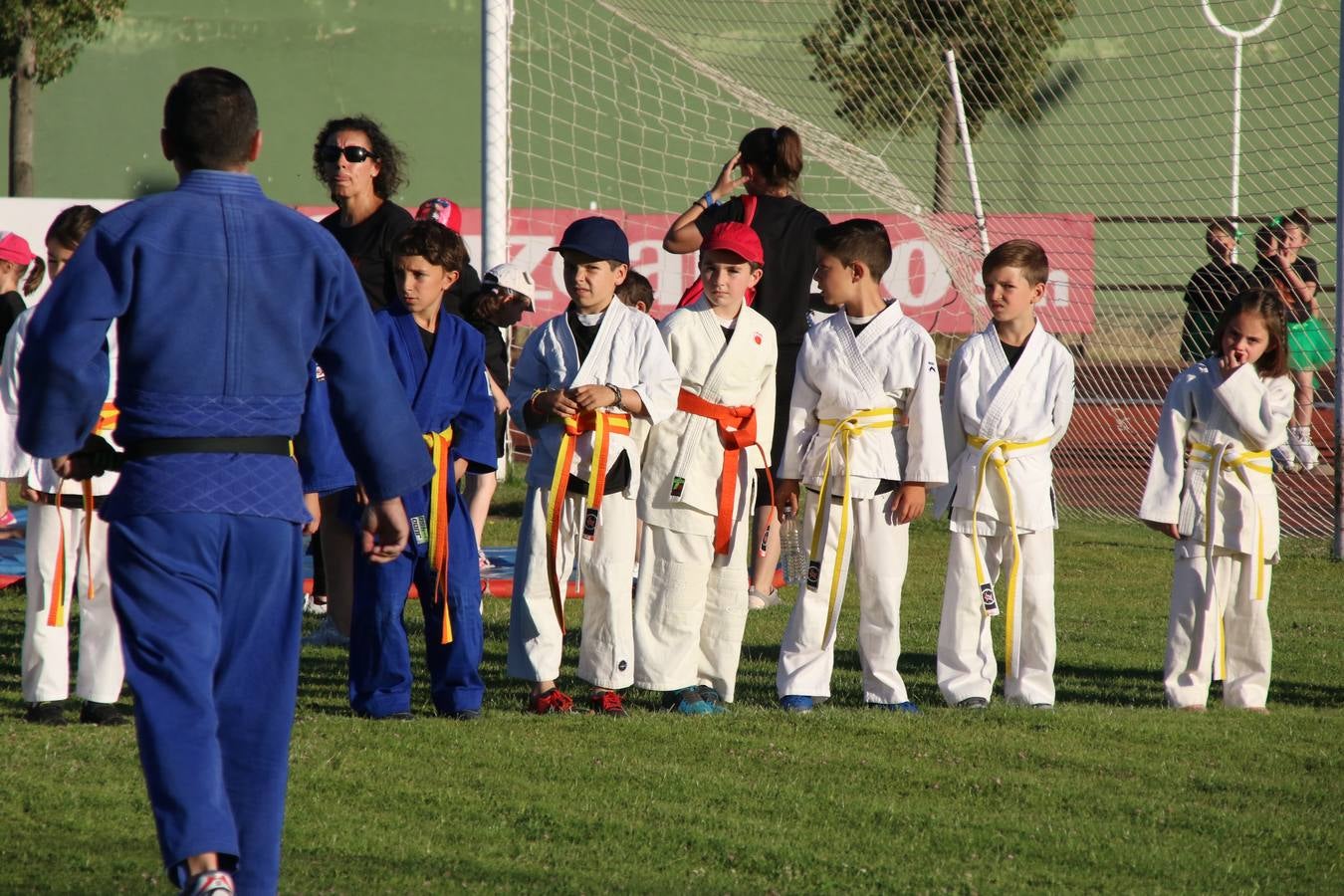 La Ciudad Deportiva 'Manuel Calzado' acogió, ayer, la clausura del curso de la Escuela Municipal de Deportes de Jerez de los Caballeros con un desfile y una exhibición por parte de los alumnos y alumnas. Casi 500 niños y niñas se han formado, este año, en las distintas modalidades deportivas: atletismo, minibasket, baloncesto, ciclismo, fútbol-sala, fútbol 8, judo, kárate, multiaventura, multideporte, pádel, patinaje artístico, tenis y zumba kids.