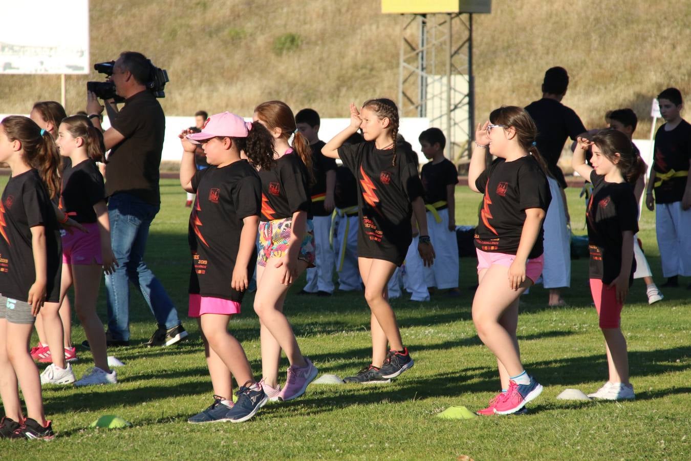 La Ciudad Deportiva 'Manuel Calzado' acogió, ayer, la clausura del curso de la Escuela Municipal de Deportes de Jerez de los Caballeros con un desfile y una exhibición por parte de los alumnos y alumnas. Casi 500 niños y niñas se han formado, este año, en las distintas modalidades deportivas: atletismo, minibasket, baloncesto, ciclismo, fútbol-sala, fútbol 8, judo, kárate, multiaventura, multideporte, pádel, patinaje artístico, tenis y zumba kids.