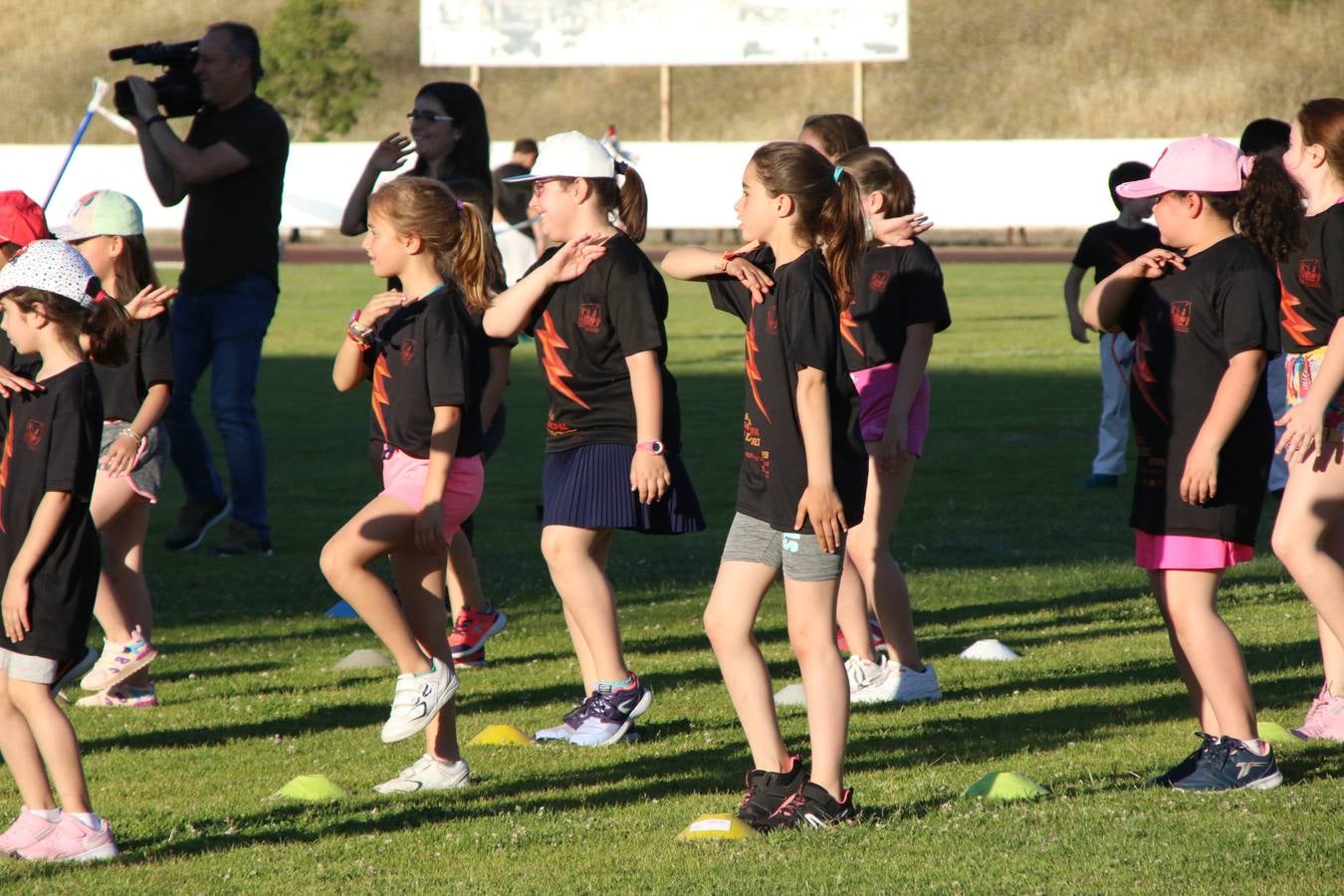 La Ciudad Deportiva 'Manuel Calzado' acogió, ayer, la clausura del curso de la Escuela Municipal de Deportes de Jerez de los Caballeros con un desfile y una exhibición por parte de los alumnos y alumnas. Casi 500 niños y niñas se han formado, este año, en las distintas modalidades deportivas: atletismo, minibasket, baloncesto, ciclismo, fútbol-sala, fútbol 8, judo, kárate, multiaventura, multideporte, pádel, patinaje artístico, tenis y zumba kids.