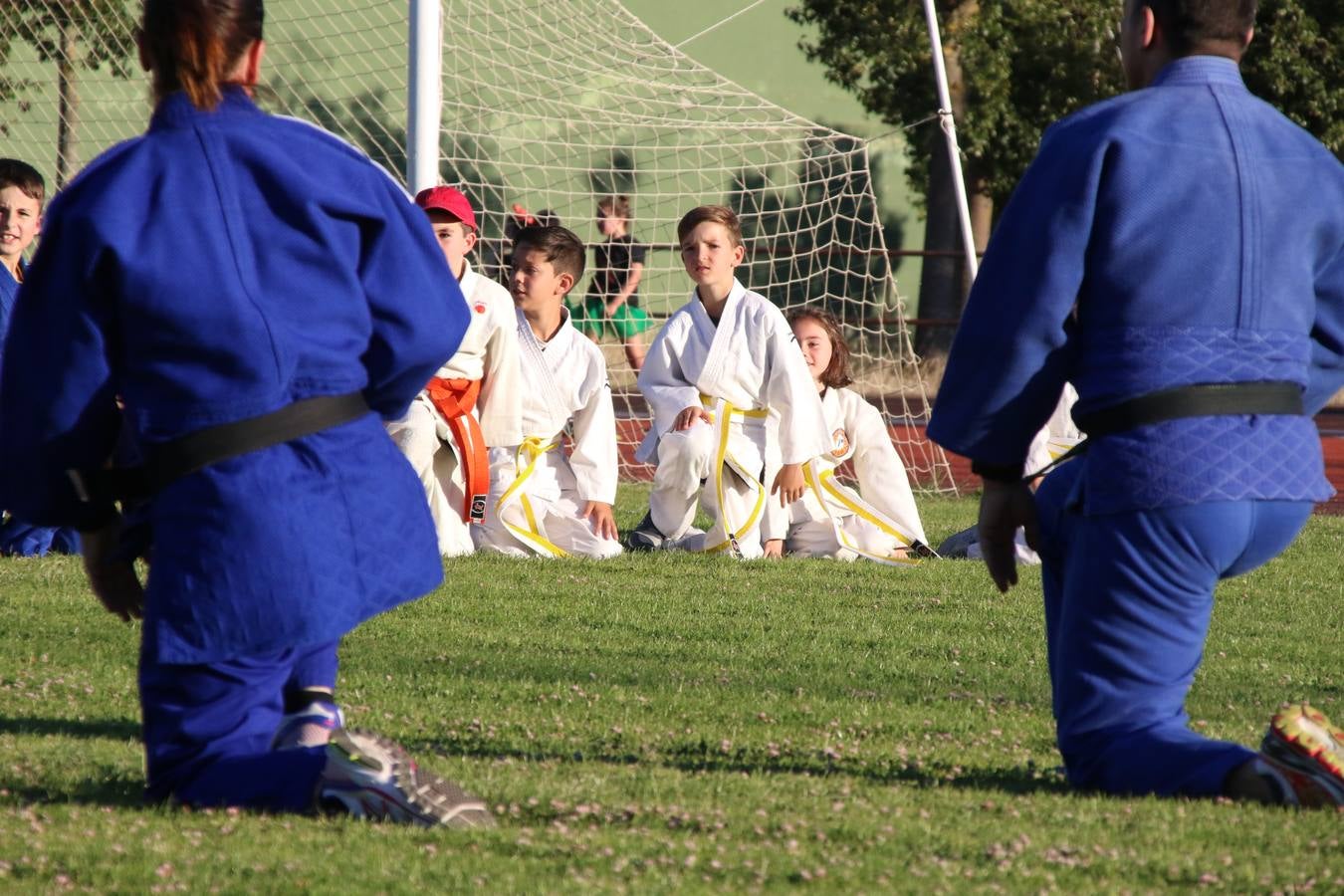 La Ciudad Deportiva 'Manuel Calzado' acogió, ayer, la clausura del curso de la Escuela Municipal de Deportes de Jerez de los Caballeros con un desfile y una exhibición por parte de los alumnos y alumnas. Casi 500 niños y niñas se han formado, este año, en las distintas modalidades deportivas: atletismo, minibasket, baloncesto, ciclismo, fútbol-sala, fútbol 8, judo, kárate, multiaventura, multideporte, pádel, patinaje artístico, tenis y zumba kids.