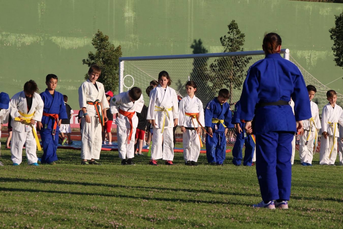 La Ciudad Deportiva 'Manuel Calzado' acogió, ayer, la clausura del curso de la Escuela Municipal de Deportes de Jerez de los Caballeros con un desfile y una exhibición por parte de los alumnos y alumnas. Casi 500 niños y niñas se han formado, este año, en las distintas modalidades deportivas: atletismo, minibasket, baloncesto, ciclismo, fútbol-sala, fútbol 8, judo, kárate, multiaventura, multideporte, pádel, patinaje artístico, tenis y zumba kids.