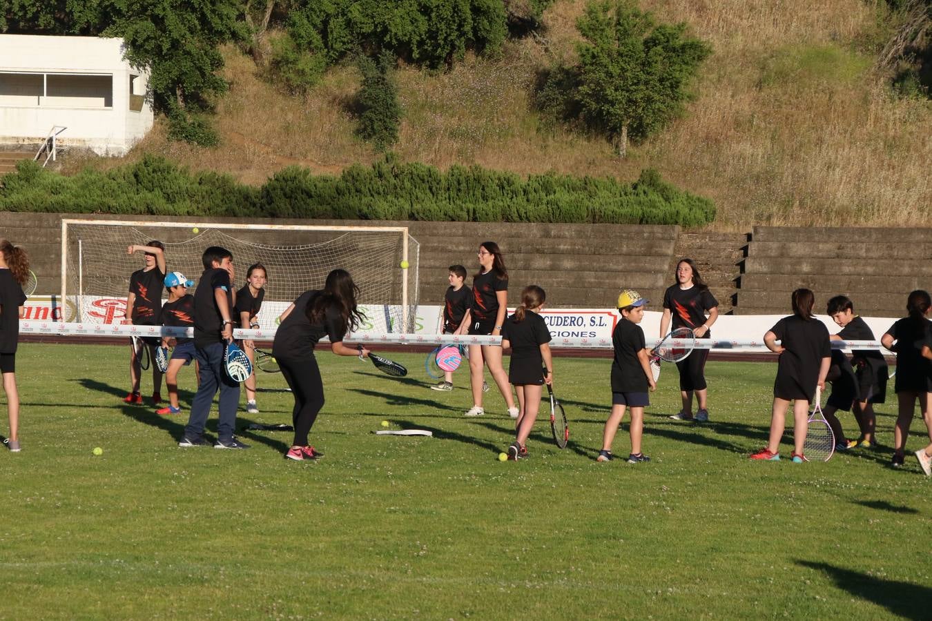 La Ciudad Deportiva 'Manuel Calzado' acogió, ayer, la clausura del curso de la Escuela Municipal de Deportes de Jerez de los Caballeros con un desfile y una exhibición por parte de los alumnos y alumnas. Casi 500 niños y niñas se han formado, este año, en las distintas modalidades deportivas: atletismo, minibasket, baloncesto, ciclismo, fútbol-sala, fútbol 8, judo, kárate, multiaventura, multideporte, pádel, patinaje artístico, tenis y zumba kids.