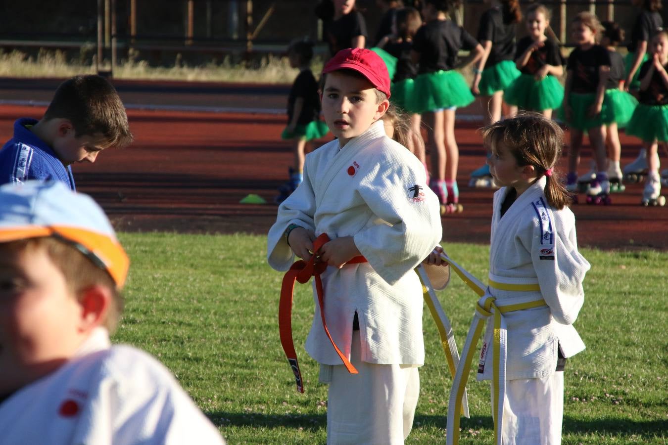 La Ciudad Deportiva 'Manuel Calzado' acogió, ayer, la clausura del curso de la Escuela Municipal de Deportes de Jerez de los Caballeros con un desfile y una exhibición por parte de los alumnos y alumnas. Casi 500 niños y niñas se han formado, este año, en las distintas modalidades deportivas: atletismo, minibasket, baloncesto, ciclismo, fútbol-sala, fútbol 8, judo, kárate, multiaventura, multideporte, pádel, patinaje artístico, tenis y zumba kids.