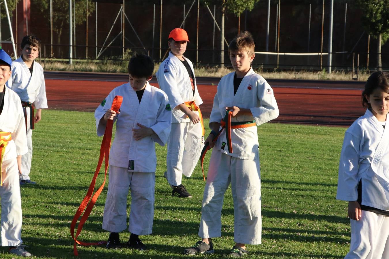 La Ciudad Deportiva 'Manuel Calzado' acogió, ayer, la clausura del curso de la Escuela Municipal de Deportes de Jerez de los Caballeros con un desfile y una exhibición por parte de los alumnos y alumnas. Casi 500 niños y niñas se han formado, este año, en las distintas modalidades deportivas: atletismo, minibasket, baloncesto, ciclismo, fútbol-sala, fútbol 8, judo, kárate, multiaventura, multideporte, pádel, patinaje artístico, tenis y zumba kids.