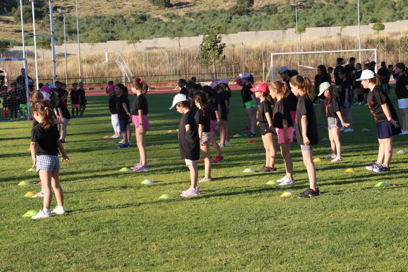 La Ciudad Deportiva 'Manuel Calzado' acogió, ayer, la clausura del curso de la Escuela Municipal de Deportes de Jerez de los Caballeros con un desfile y una exhibición por parte de los alumnos y alumnas. Casi 500 niños y niñas se han formado, este año, en las distintas modalidades deportivas: atletismo, minibasket, baloncesto, ciclismo, fútbol-sala, fútbol 8, judo, kárate, multiaventura, multideporte, pádel, patinaje artístico, tenis y zumba kids.