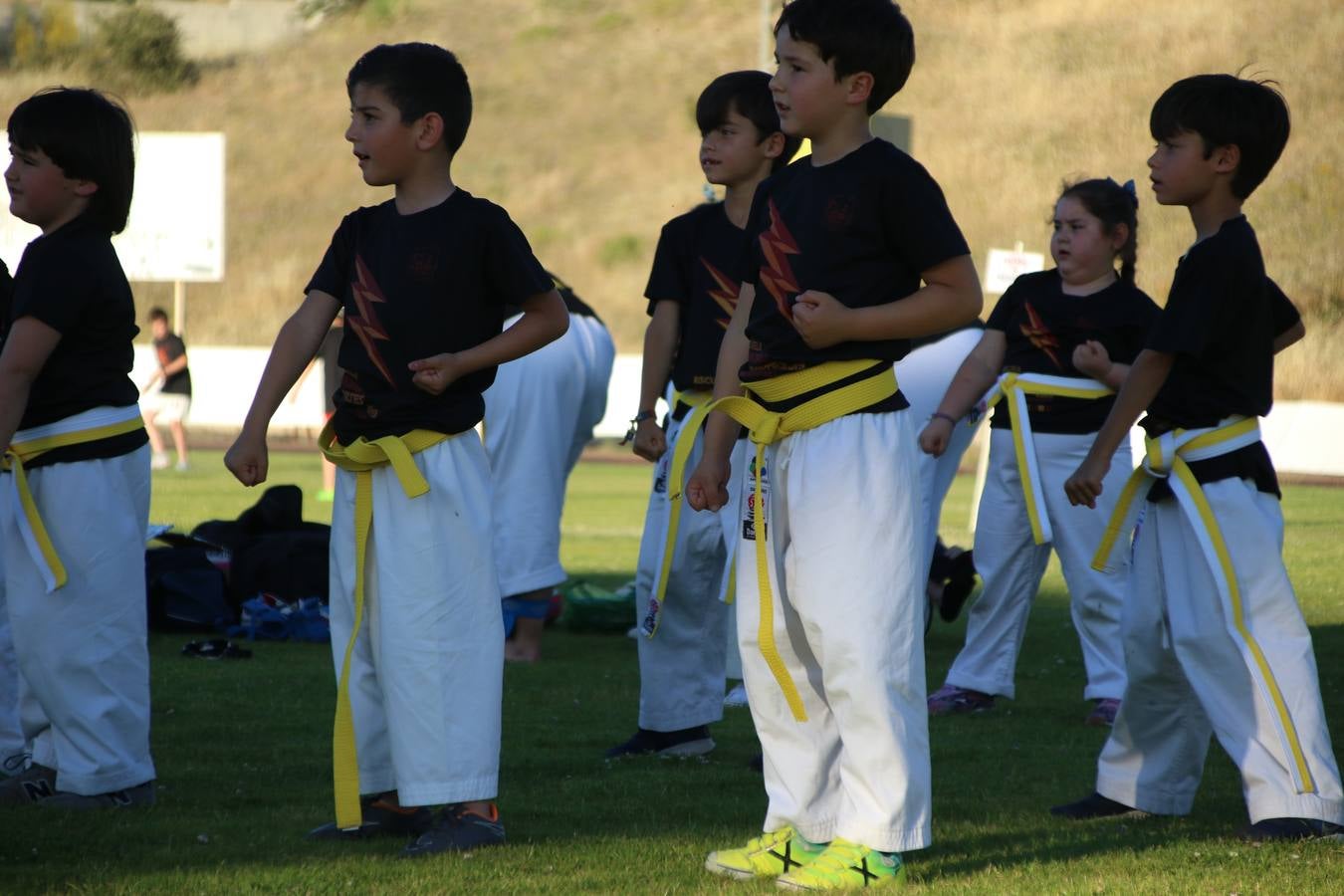 La Ciudad Deportiva 'Manuel Calzado' acogió, ayer, la clausura del curso de la Escuela Municipal de Deportes de Jerez de los Caballeros con un desfile y una exhibición por parte de los alumnos y alumnas. Casi 500 niños y niñas se han formado, este año, en las distintas modalidades deportivas: atletismo, minibasket, baloncesto, ciclismo, fútbol-sala, fútbol 8, judo, kárate, multiaventura, multideporte, pádel, patinaje artístico, tenis y zumba kids.