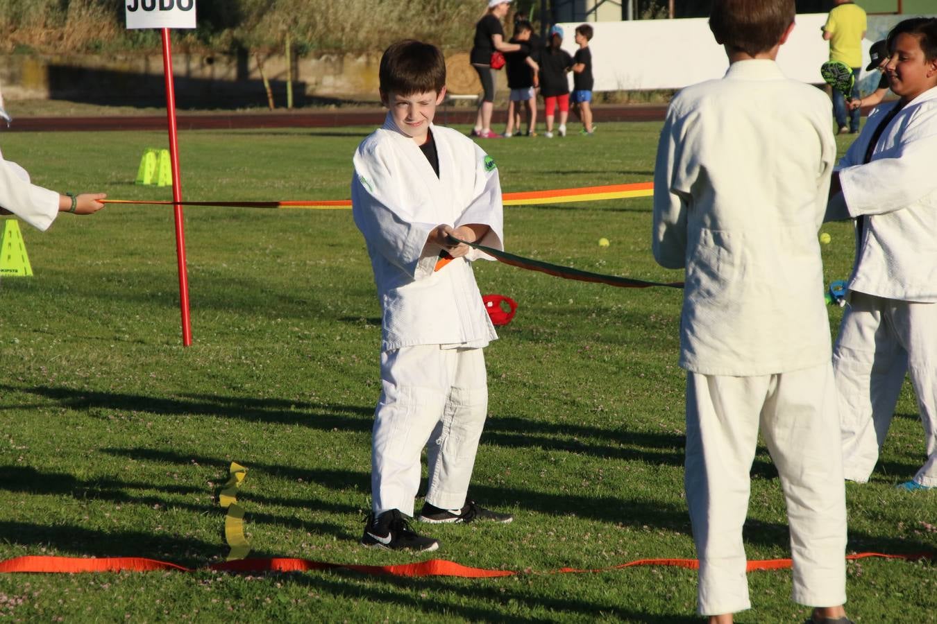 La Ciudad Deportiva 'Manuel Calzado' acogió, ayer, la clausura del curso de la Escuela Municipal de Deportes de Jerez de los Caballeros con un desfile y una exhibición por parte de los alumnos y alumnas. Casi 500 niños y niñas se han formado, este año, en las distintas modalidades deportivas: atletismo, minibasket, baloncesto, ciclismo, fútbol-sala, fútbol 8, judo, kárate, multiaventura, multideporte, pádel, patinaje artístico, tenis y zumba kids.