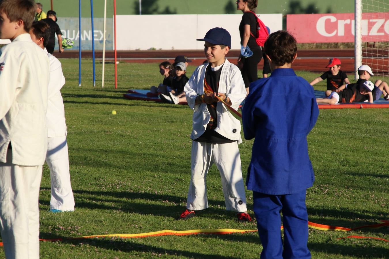 La Ciudad Deportiva 'Manuel Calzado' acogió, ayer, la clausura del curso de la Escuela Municipal de Deportes de Jerez de los Caballeros con un desfile y una exhibición por parte de los alumnos y alumnas. Casi 500 niños y niñas se han formado, este año, en las distintas modalidades deportivas: atletismo, minibasket, baloncesto, ciclismo, fútbol-sala, fútbol 8, judo, kárate, multiaventura, multideporte, pádel, patinaje artístico, tenis y zumba kids.