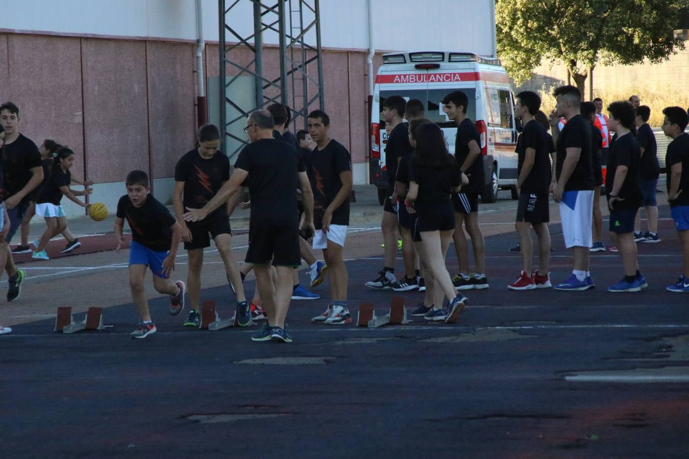 La Ciudad Deportiva 'Manuel Calzado' acogió, ayer, la clausura del curso de la Escuela Municipal de Deportes de Jerez de los Caballeros con un desfile y una exhibición por parte de los alumnos y alumnas. Casi 500 niños y niñas se han formado, este año, en las distintas modalidades deportivas: atletismo, minibasket, baloncesto, ciclismo, fútbol-sala, fútbol 8, judo, kárate, multiaventura, multideporte, pádel, patinaje artístico, tenis y zumba kids.