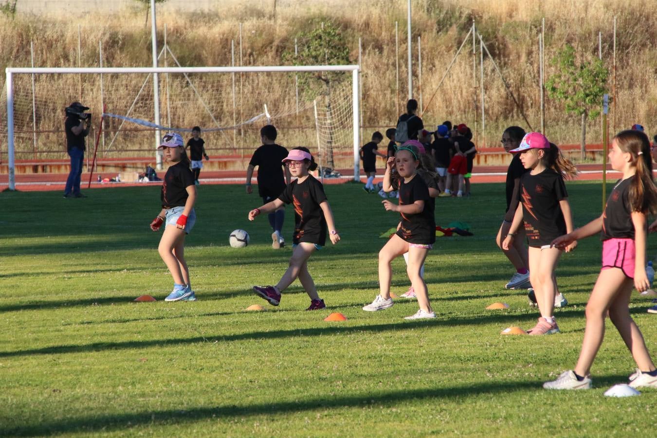 La Ciudad Deportiva 'Manuel Calzado' acogió, ayer, la clausura del curso de la Escuela Municipal de Deportes de Jerez de los Caballeros con un desfile y una exhibición por parte de los alumnos y alumnas. Casi 500 niños y niñas se han formado, este año, en las distintas modalidades deportivas: atletismo, minibasket, baloncesto, ciclismo, fútbol-sala, fútbol 8, judo, kárate, multiaventura, multideporte, pádel, patinaje artístico, tenis y zumba kids.