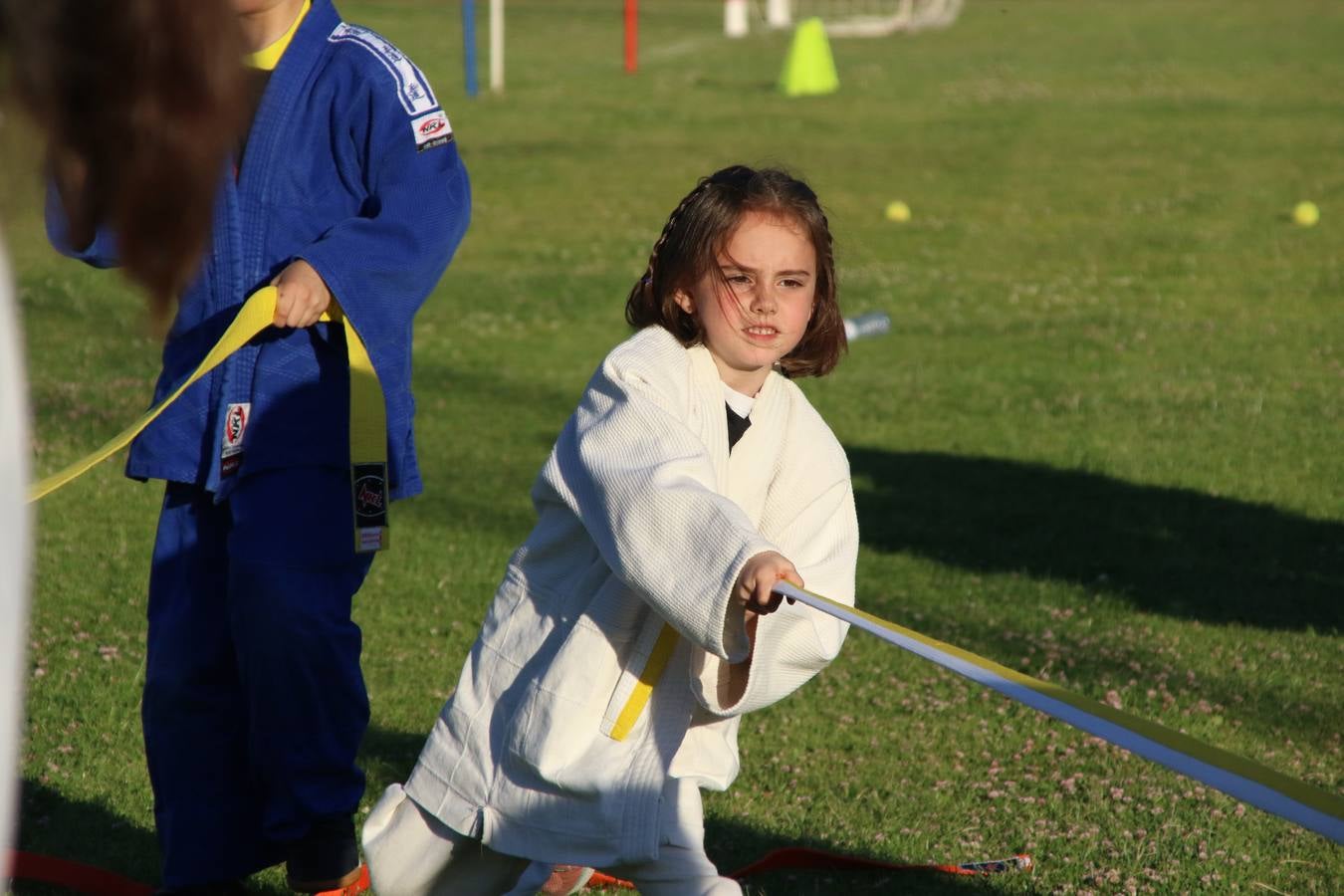 La Ciudad Deportiva 'Manuel Calzado' acogió, ayer, la clausura del curso de la Escuela Municipal de Deportes de Jerez de los Caballeros con un desfile y una exhibición por parte de los alumnos y alumnas. Casi 500 niños y niñas se han formado, este año, en las distintas modalidades deportivas: atletismo, minibasket, baloncesto, ciclismo, fútbol-sala, fútbol 8, judo, kárate, multiaventura, multideporte, pádel, patinaje artístico, tenis y zumba kids.