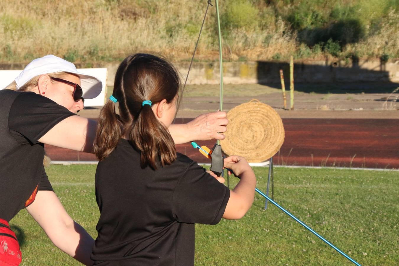La Ciudad Deportiva 'Manuel Calzado' acogió, ayer, la clausura del curso de la Escuela Municipal de Deportes de Jerez de los Caballeros con un desfile y una exhibición por parte de los alumnos y alumnas. Casi 500 niños y niñas se han formado, este año, en las distintas modalidades deportivas: atletismo, minibasket, baloncesto, ciclismo, fútbol-sala, fútbol 8, judo, kárate, multiaventura, multideporte, pádel, patinaje artístico, tenis y zumba kids.