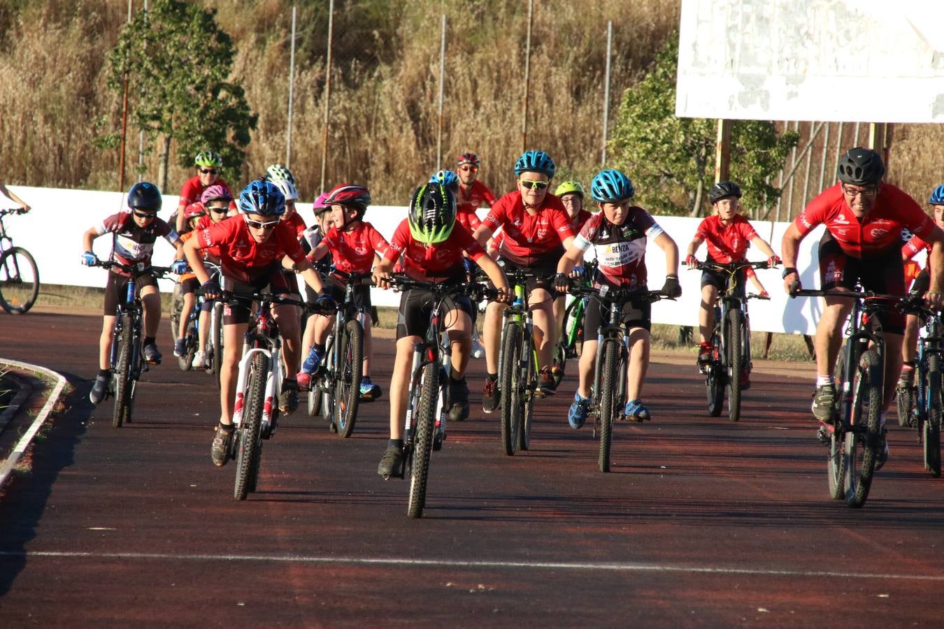 La Ciudad Deportiva 'Manuel Calzado' acogió, ayer, la clausura del curso de la Escuela Municipal de Deportes de Jerez de los Caballeros con un desfile y una exhibición por parte de los alumnos y alumnas. Casi 500 niños y niñas se han formado, este año, en las distintas modalidades deportivas: atletismo, minibasket, baloncesto, ciclismo, fútbol-sala, fútbol 8, judo, kárate, multiaventura, multideporte, pádel, patinaje artístico, tenis y zumba kids.