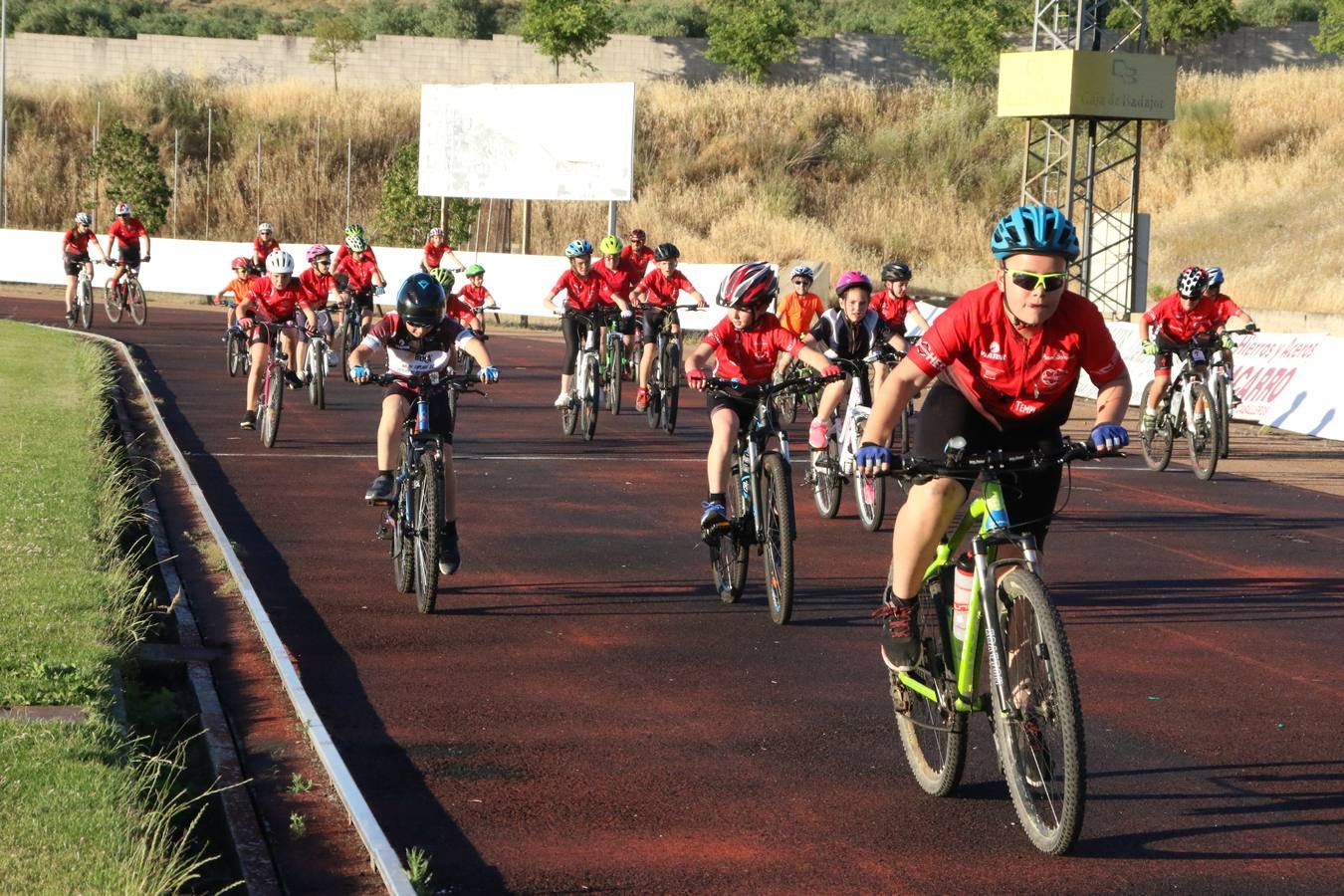 La Ciudad Deportiva 'Manuel Calzado' acogió, ayer, la clausura del curso de la Escuela Municipal de Deportes de Jerez de los Caballeros con un desfile y una exhibición por parte de los alumnos y alumnas. Casi 500 niños y niñas se han formado, este año, en las distintas modalidades deportivas: atletismo, minibasket, baloncesto, ciclismo, fútbol-sala, fútbol 8, judo, kárate, multiaventura, multideporte, pádel, patinaje artístico, tenis y zumba kids.